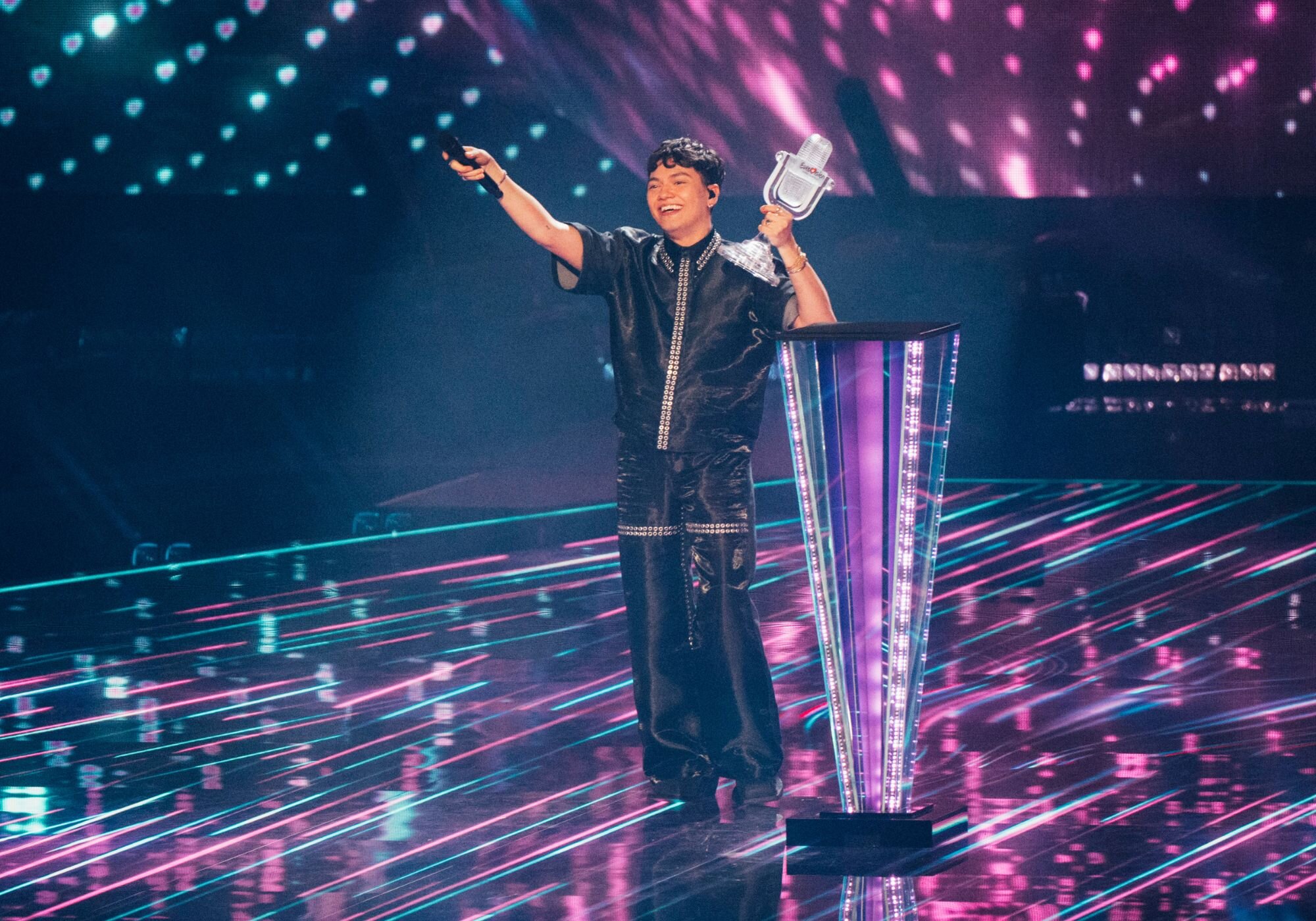 JJ, representante de Austria, posa con el micrófono de cristal otorgado al ganador de Eurovisión