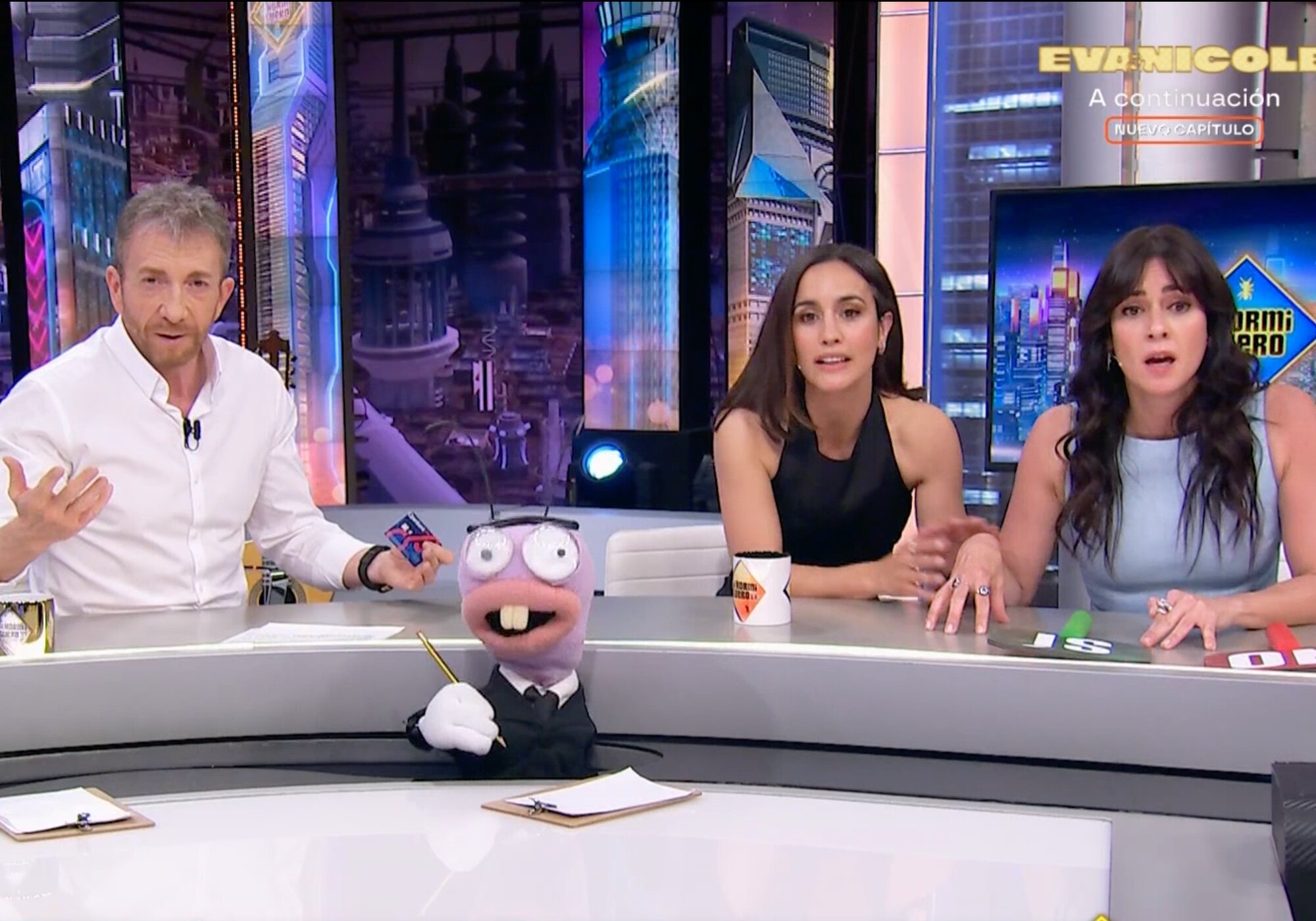 Pablo Motos, Megan Montaner y Eva Ugarte, esperando la respuesta de la llamada de 'El hormiguero'