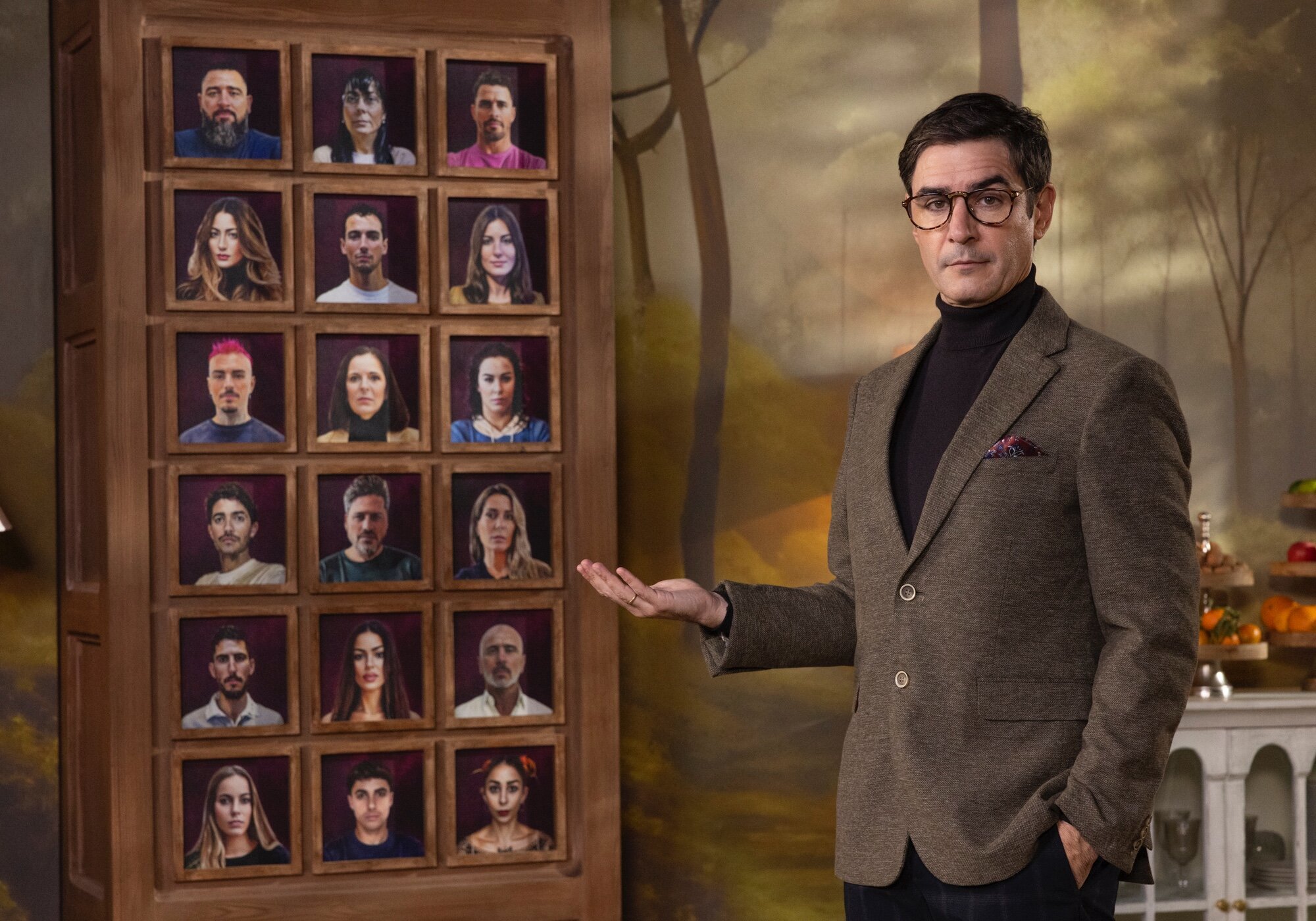 Juanra Bonet, el presentador de 'Traitors España', enseñando el panel de jugadores