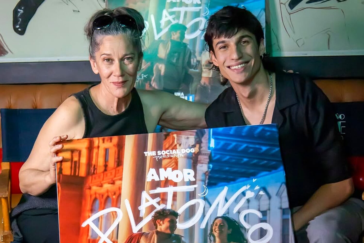 Marga Martínez posa junto a su hijo, Pedro Romero, en el estreno de 'Amor Platónico'