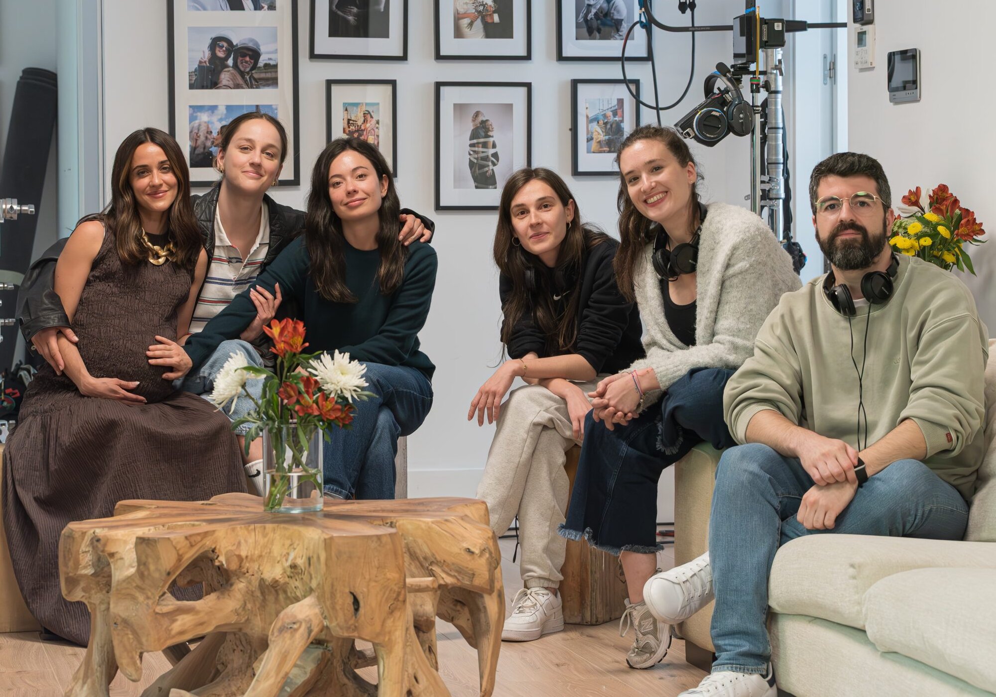 El equipo de 'Se tiene que morir mucha gente' en el set de rodaje