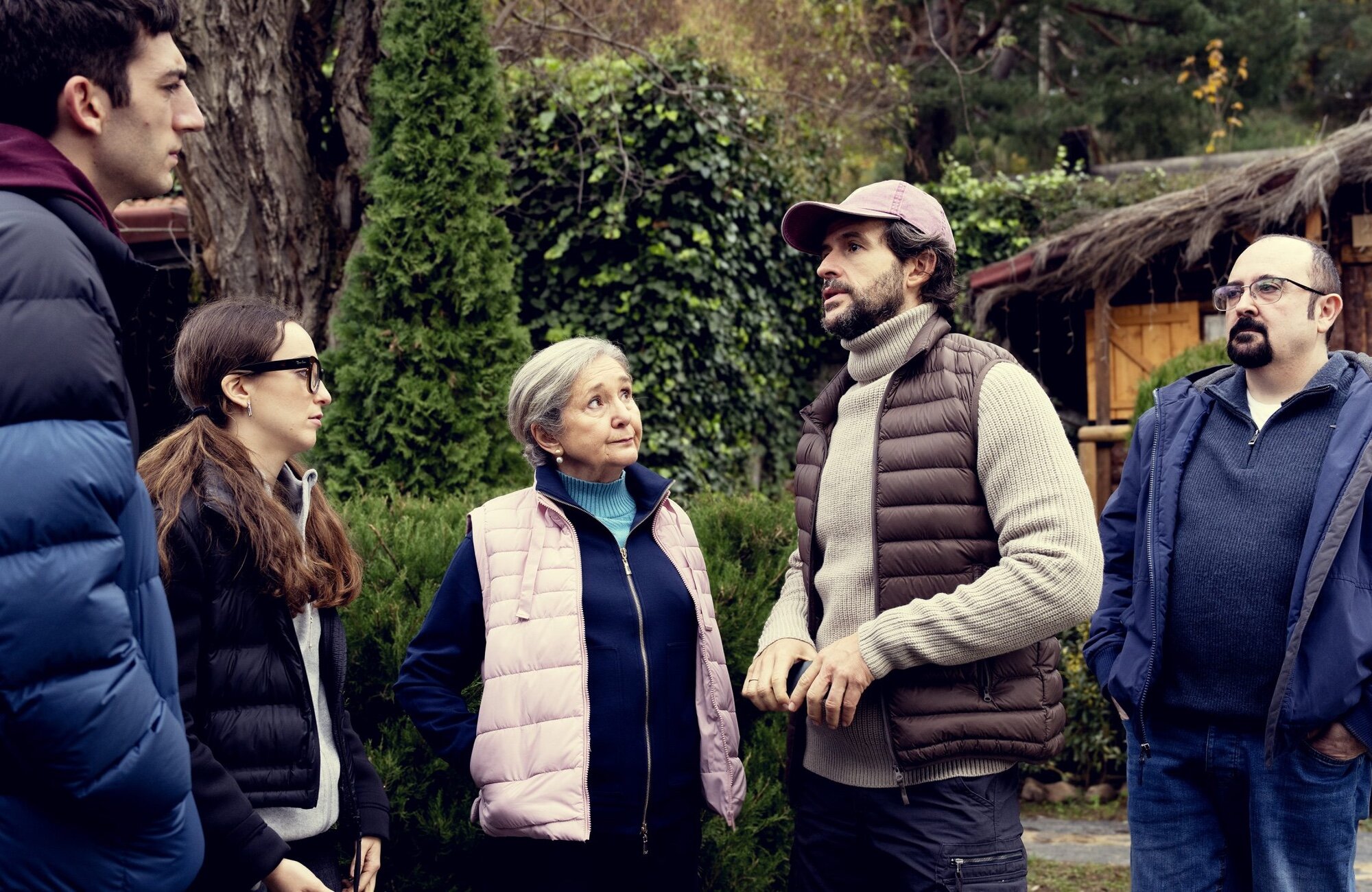 Diego Martín junto a varios intérpretes de 'Muertos S.L.'