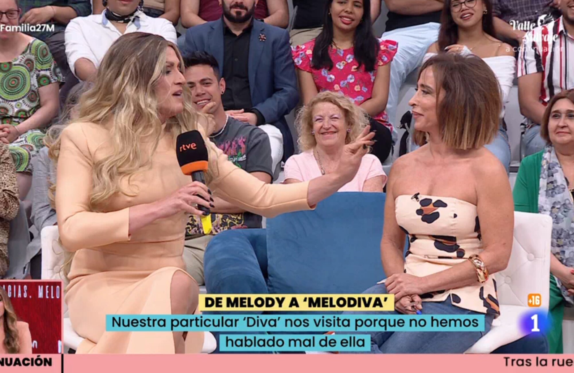 Josep Ferré como Melody junto a María Patiño en 'La familia de la tele'