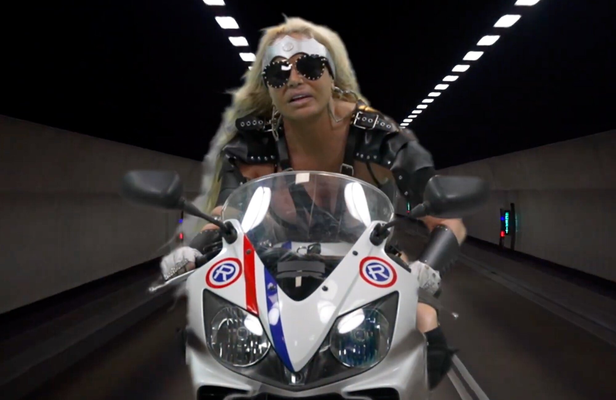 Leticia Sabater deja los hábitos para transformarse en una motorista guerrera en su nuevo videoclip