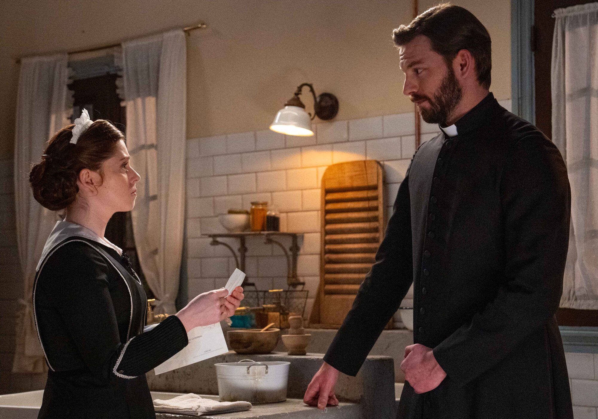 María Fernández y el padre Samuel en el episodio 605 de 'La promesa'