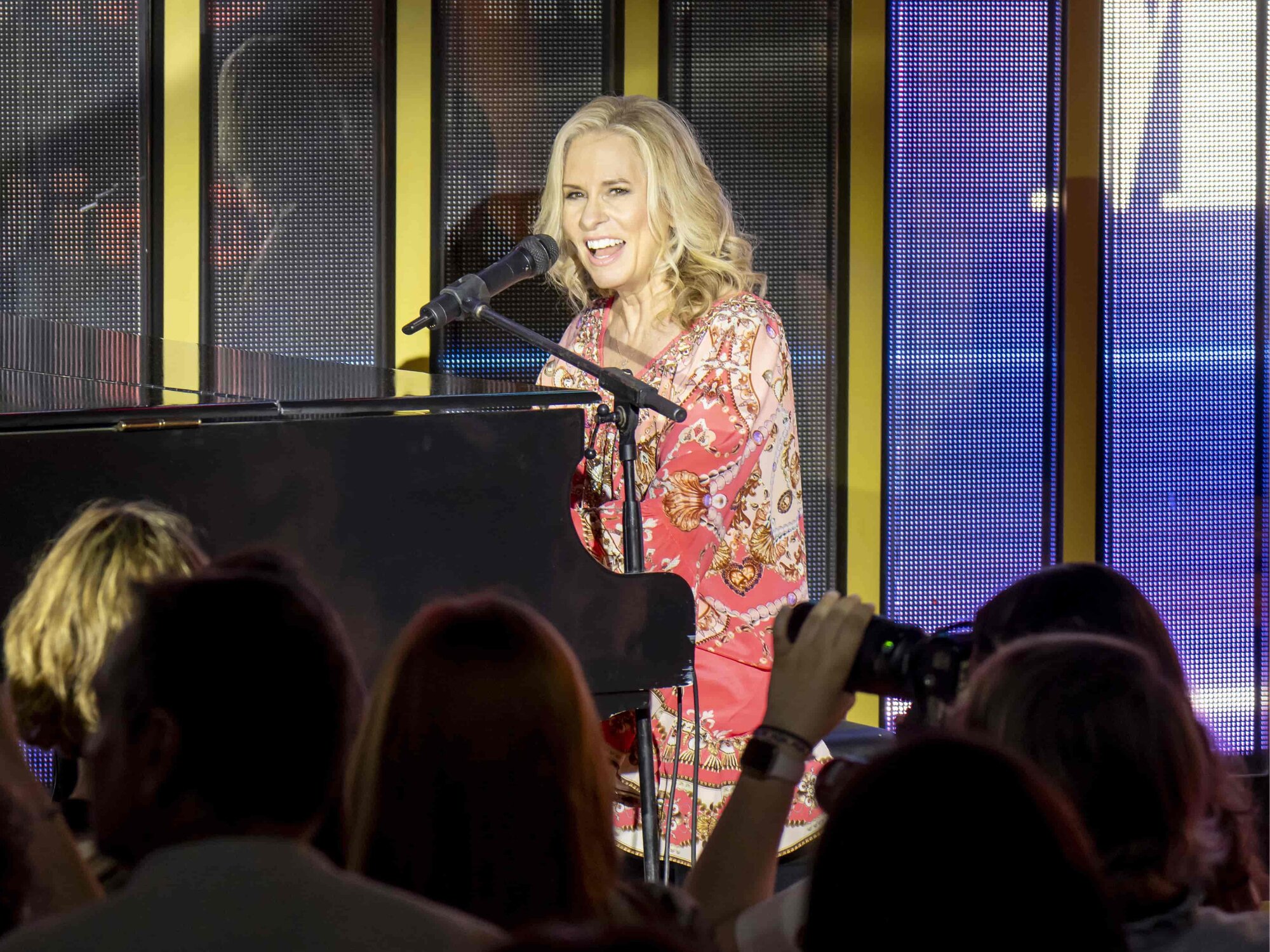 Vonda Shepard cantando en la presentación de VinTV