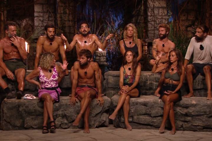 Los concursantes de &#39;Supervivientes 2025&#39; junto a Terelu Campos