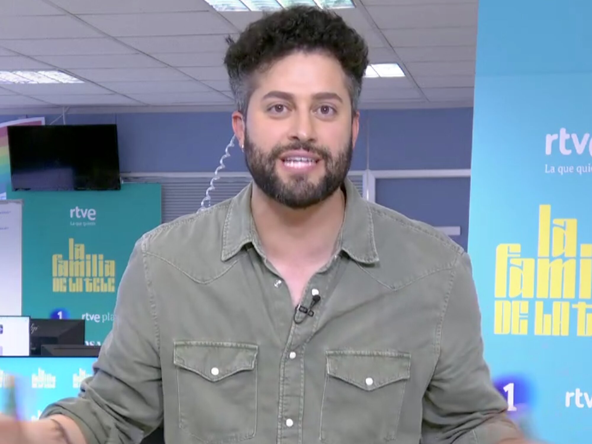 Javi de Hoyos conectando desde la redacción de &#39;La familia de la tele&#39;