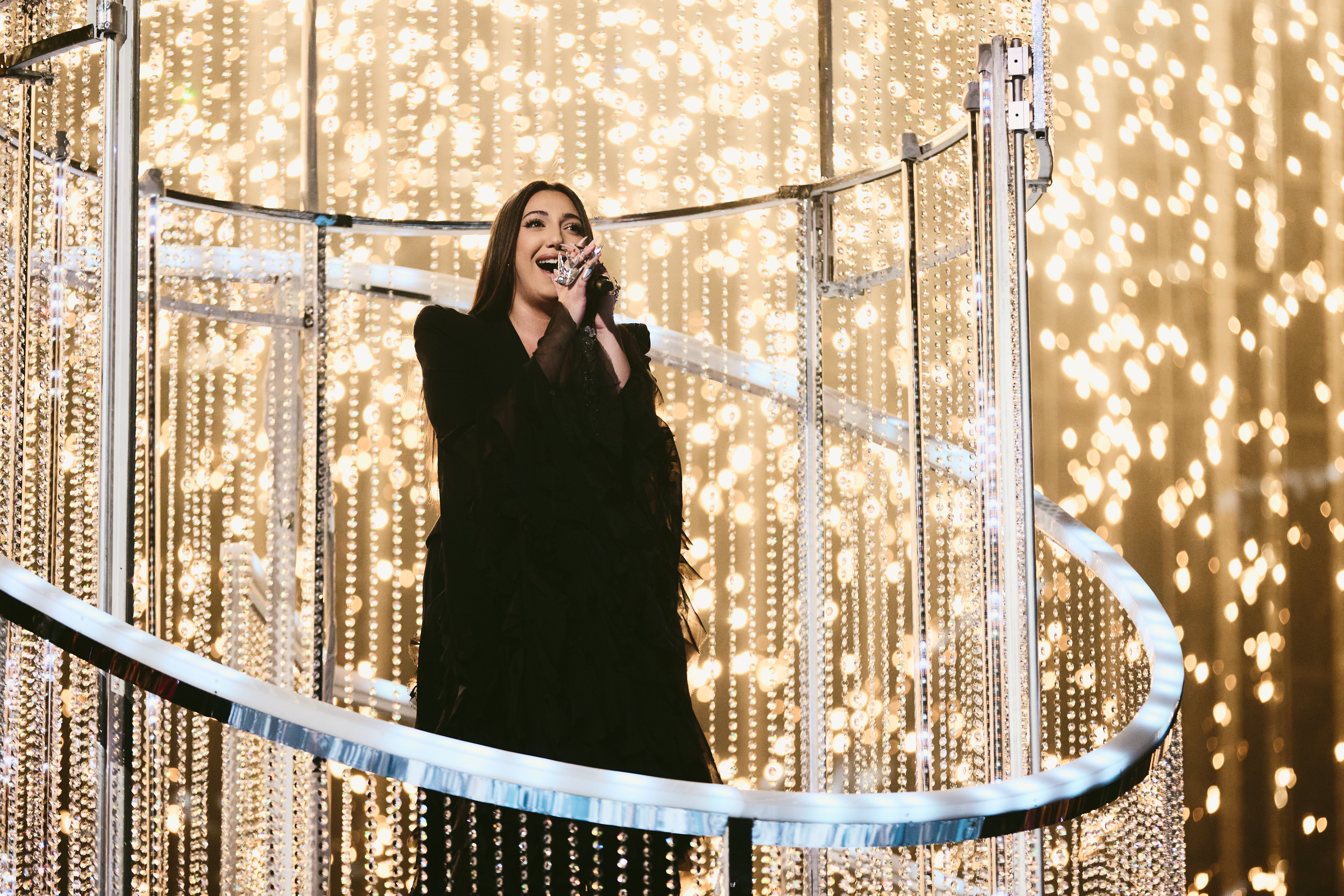  Yuval Raphael, representante de Israel en Eurovisión, actuando durante la final