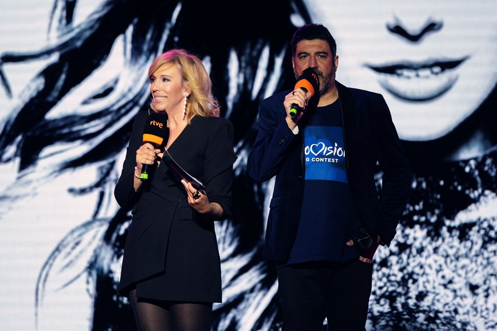 Tony Aguilar junto a María Eizaguirre en la inauguración del Benidorm Fest 2023