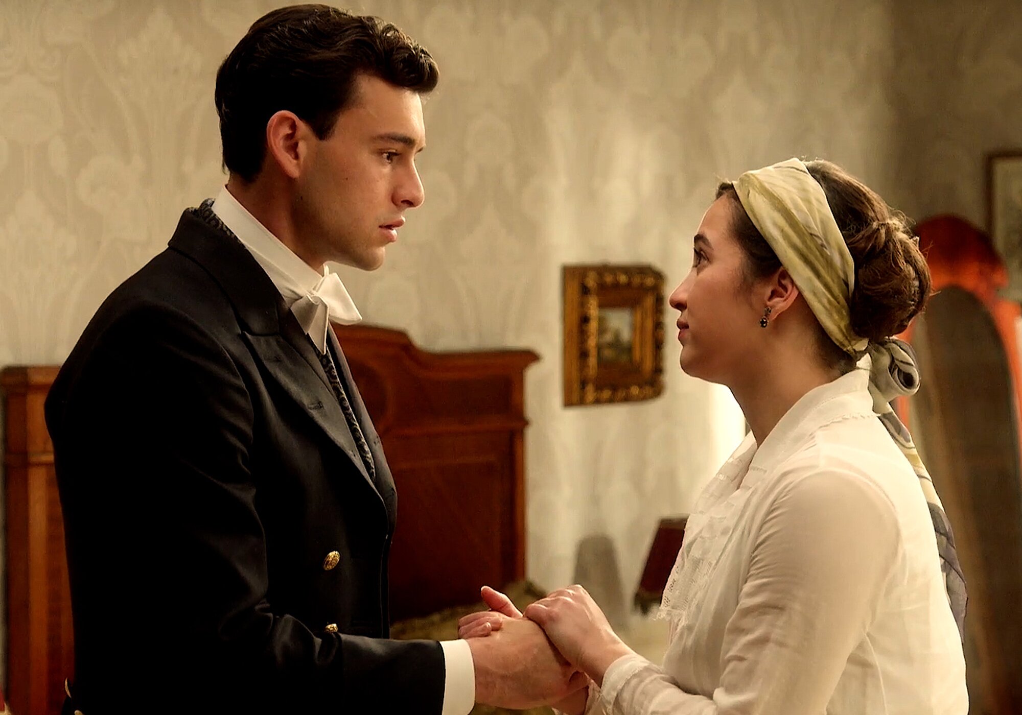 Curro y Catalina conversan en una escena de &#39;La promesa&#39;