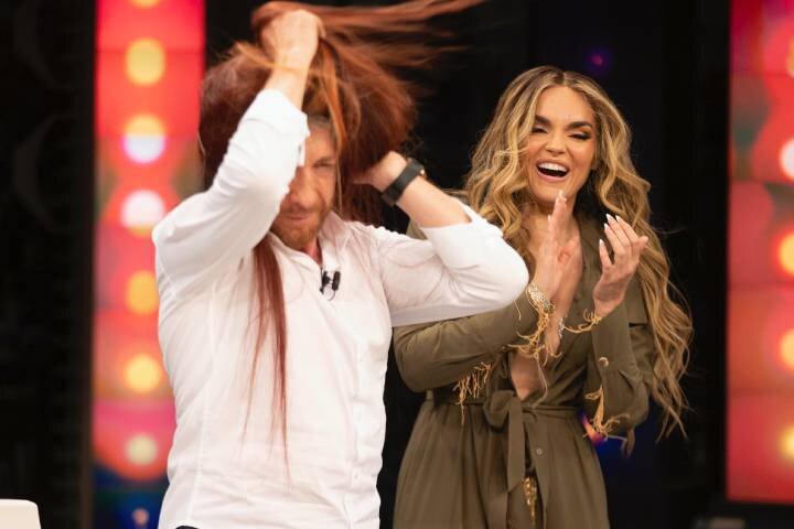 Pablo Motos prueba a hacer el "helicóptero" durante la visita de Melody