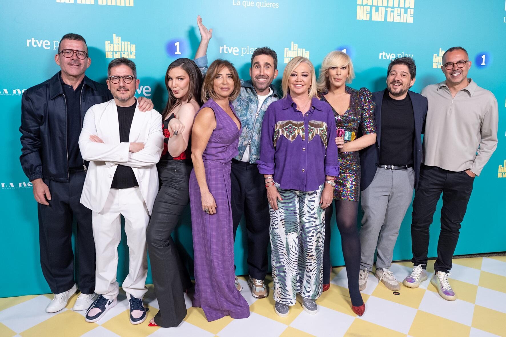 Los presentadores de 'La familia de la tele' junto a los productores del programa