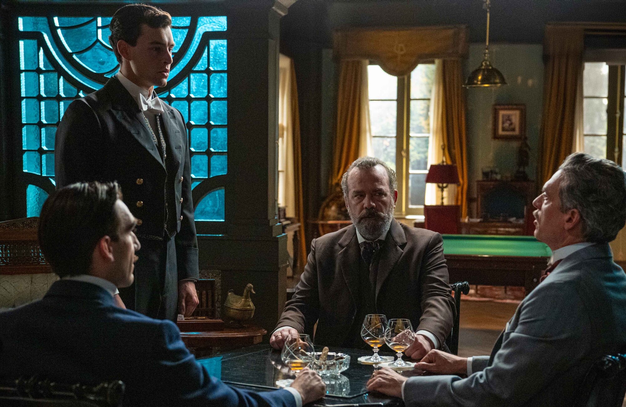 Curro, el marqués y Lorenzo en una escena del episodio 611 de 'La promesa'