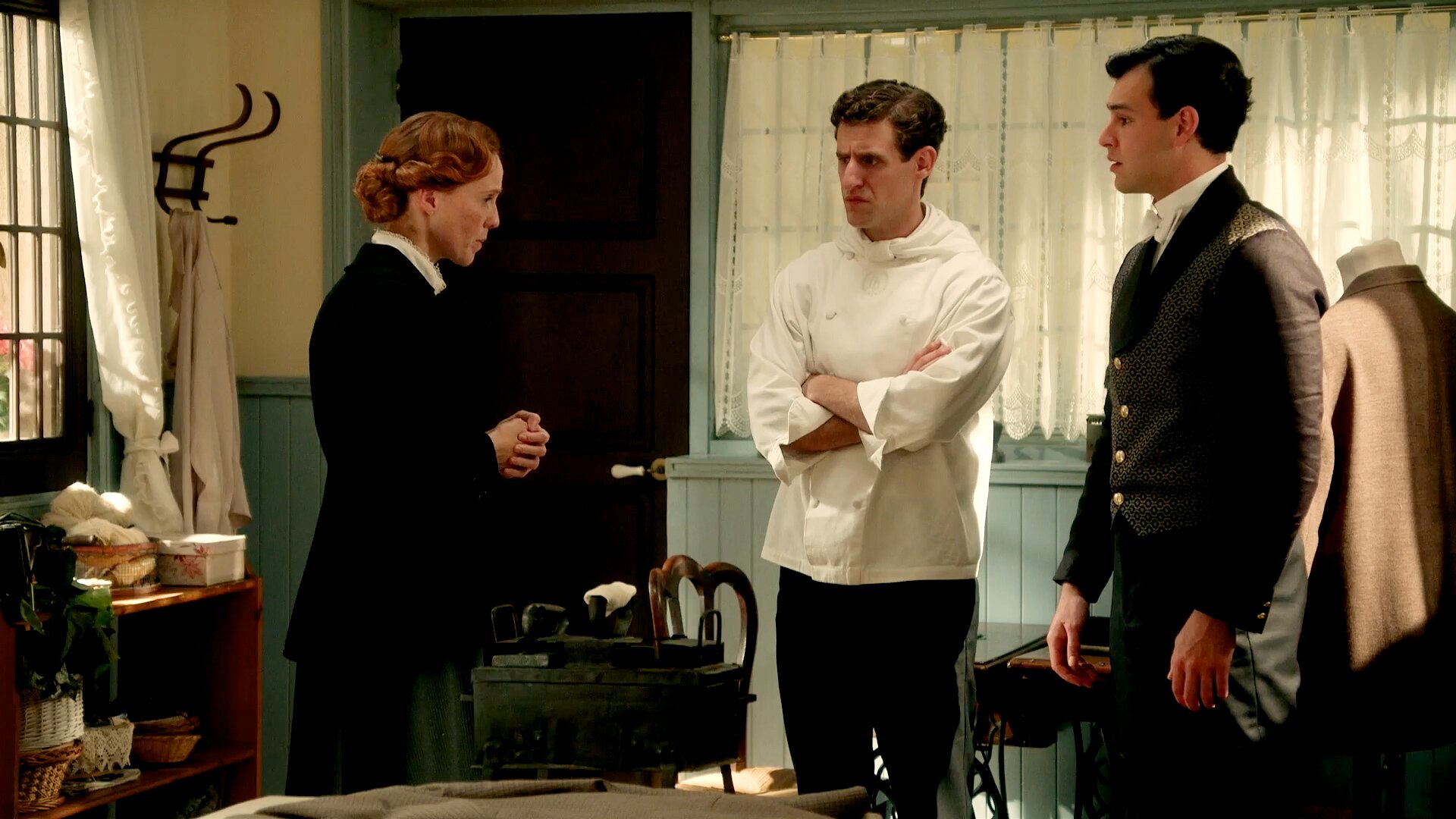 Curro, Lope y Pía manteniendo una conversación en 'La promesa'