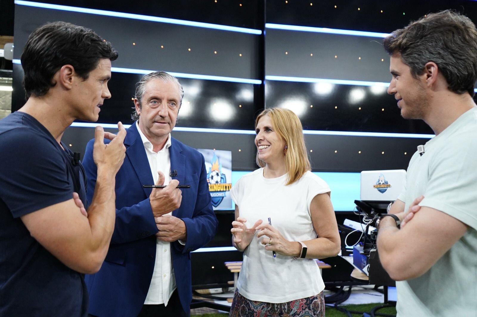 Patricia Lennon con Josep Pedrerol y algunos de los colaboradores de 'El Chiringuito de Jugones'