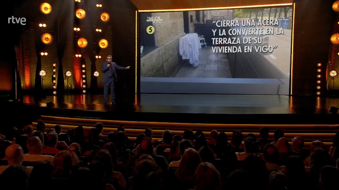 Andreu Buenafuente enseñando unas imágenes durante &#39;Futuro imperfecto&#39;