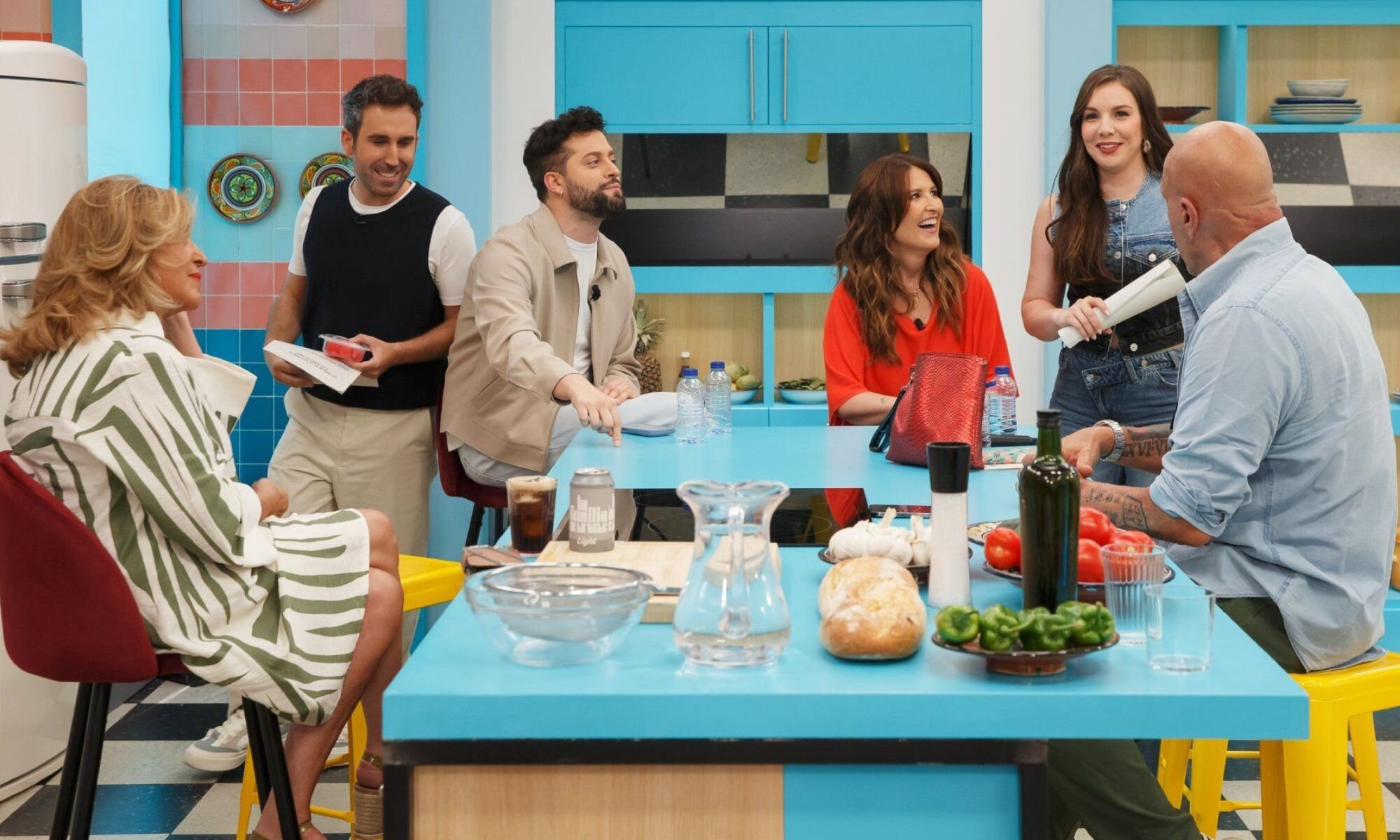 Inés Hernand y Aitor Albizua junto a colaboradores de 'La familia de la tele'