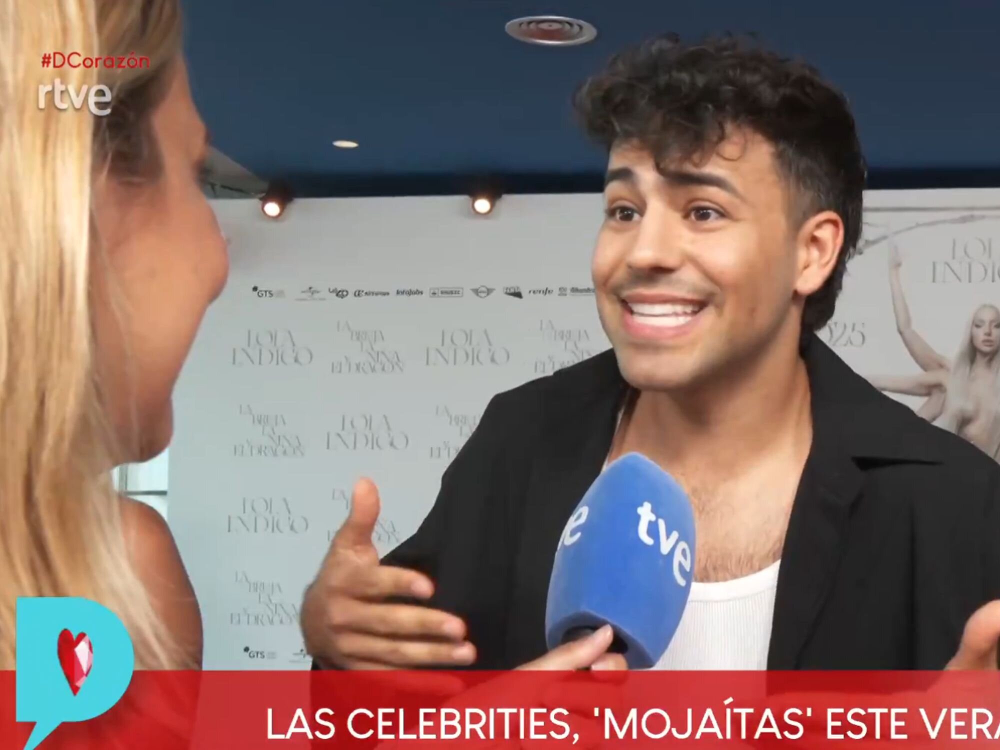 Agoney, hablando con &#39;D Corazón&#39; en el photocall de Lola Índigo