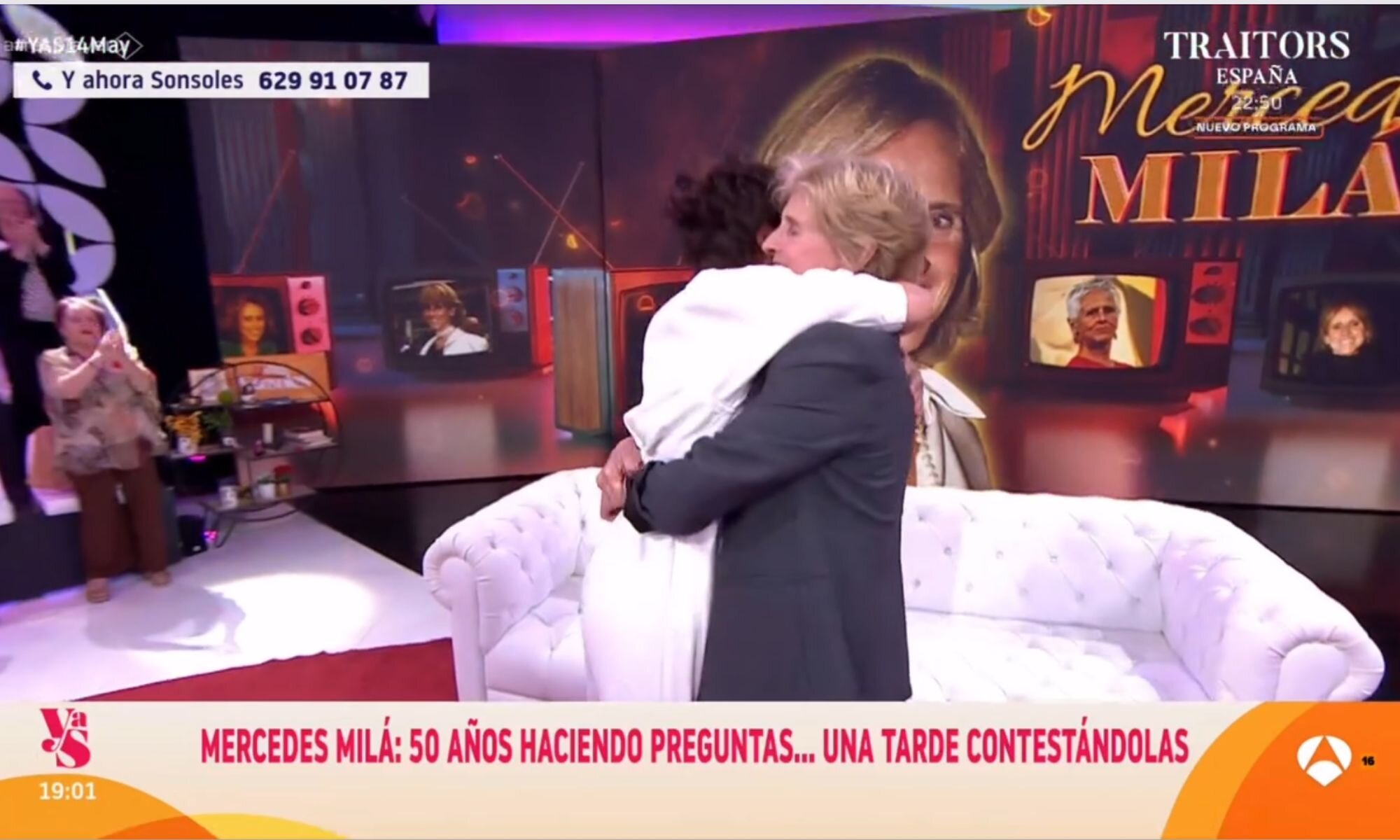El momento en el que Mercedes Milá abraza y levanta a Sonsoles Ónega en 'Y ahora, Sonsoles'