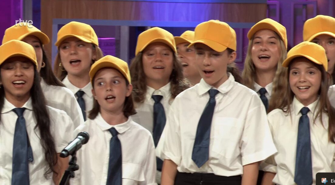 Un coro de niños cantando en 'La revuelta'