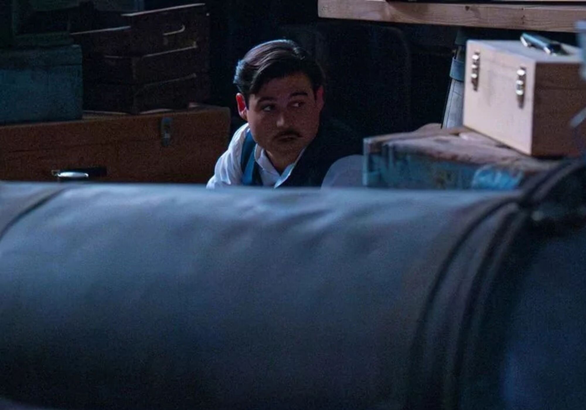 Manuel intentará pillar al ladrón en el hangar, quien acabará descubriéndose como Enora