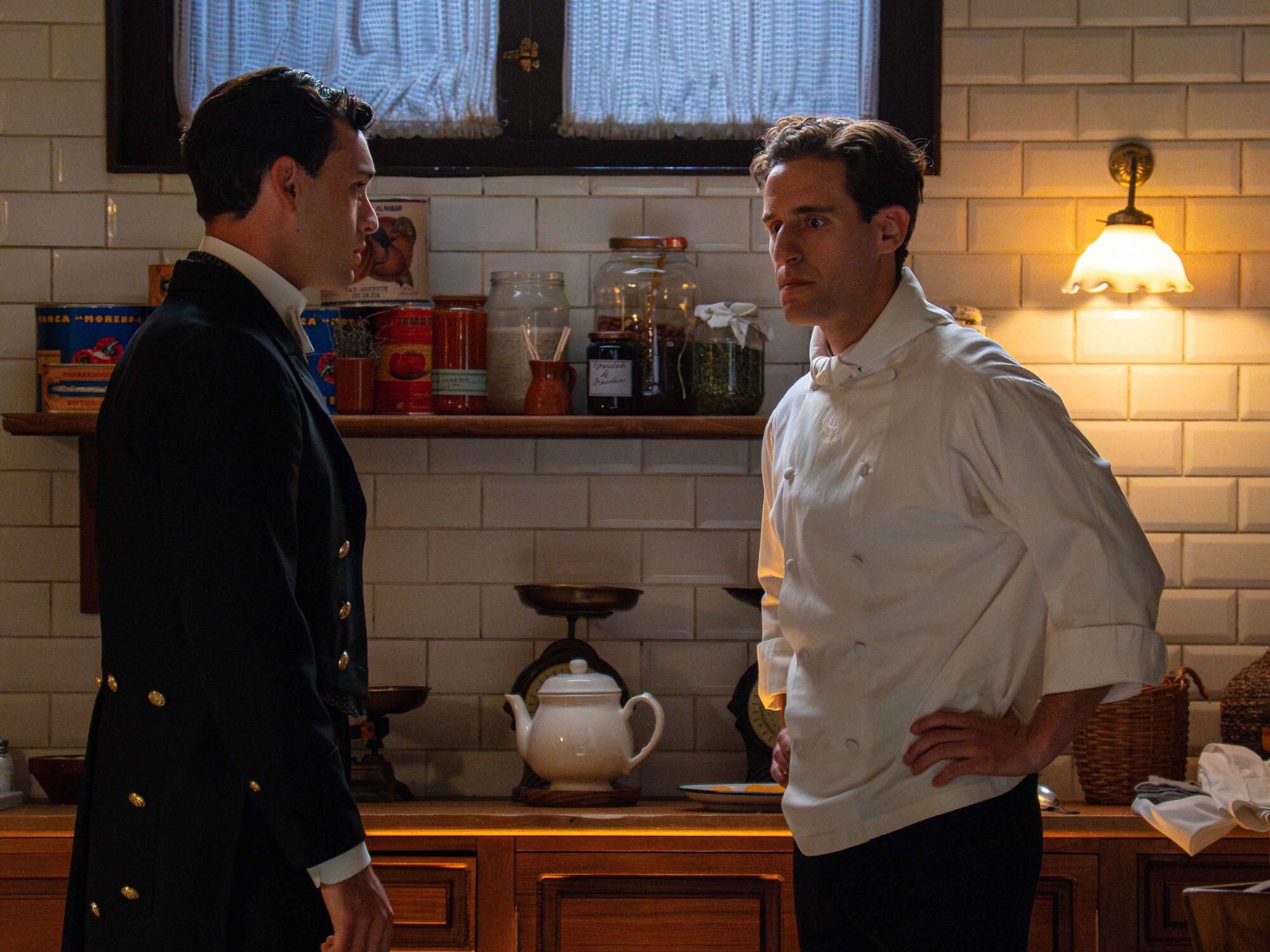 Curro y Lope conversando en la cocina de &#39;La promesa&#39;