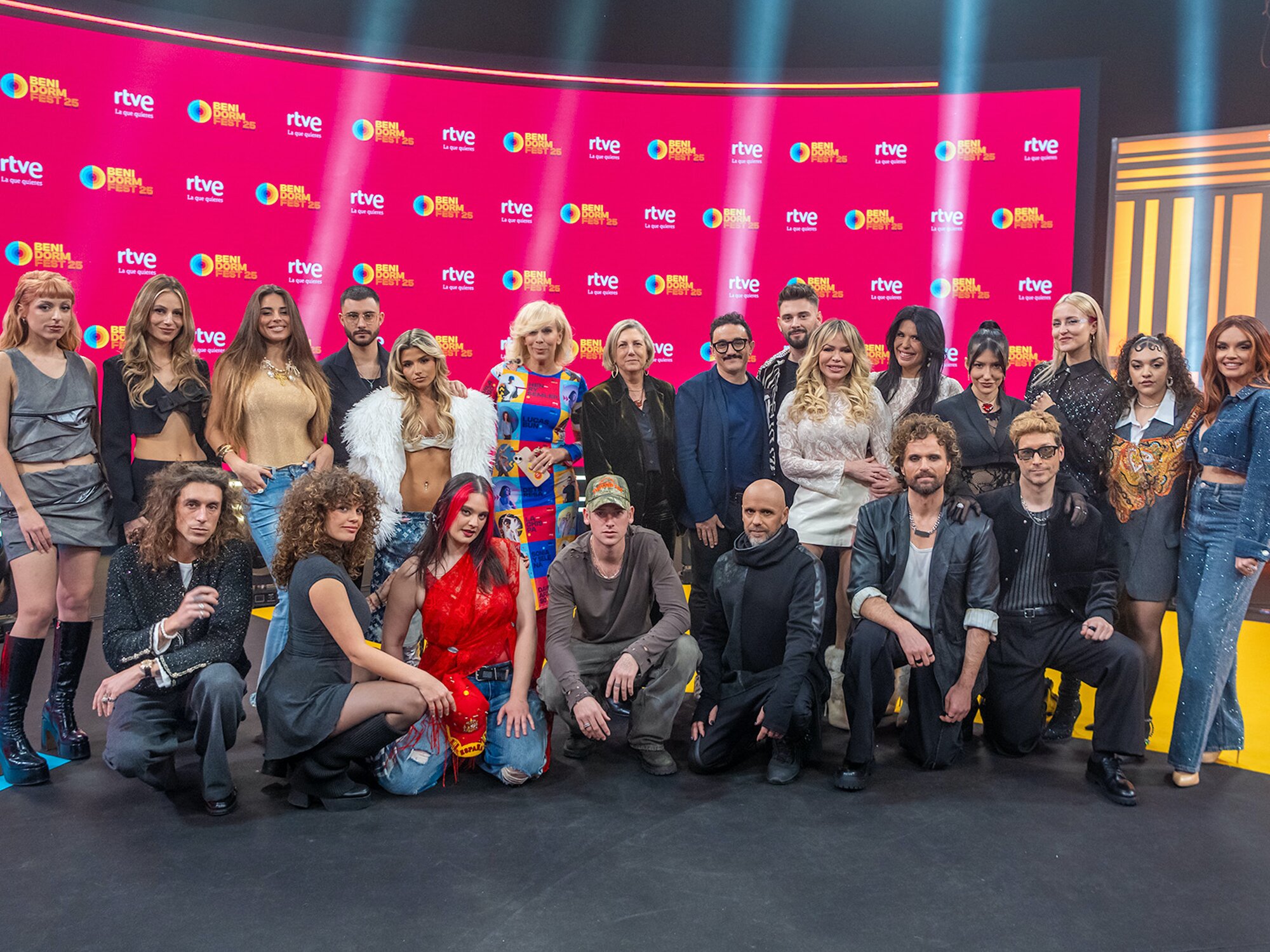 Los participantes del Benidorm Fest 2025 con María Eizaguirre, Ana María Bordas y César Vallejo