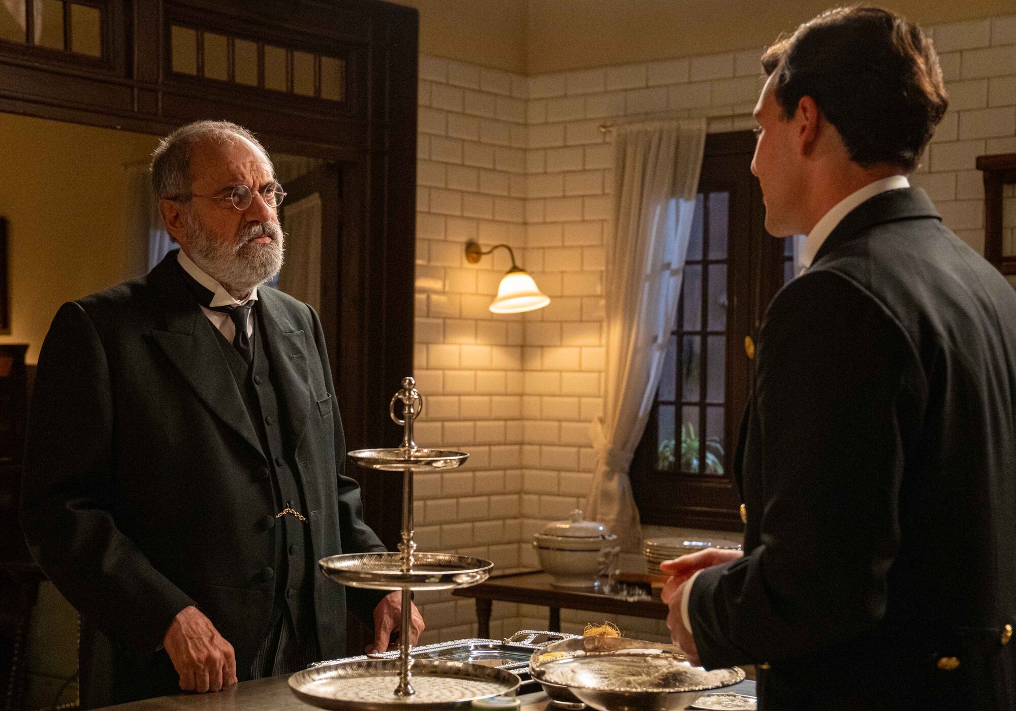 Rómulo y Curro conversan en el capítulo 623 de 'La promesa'