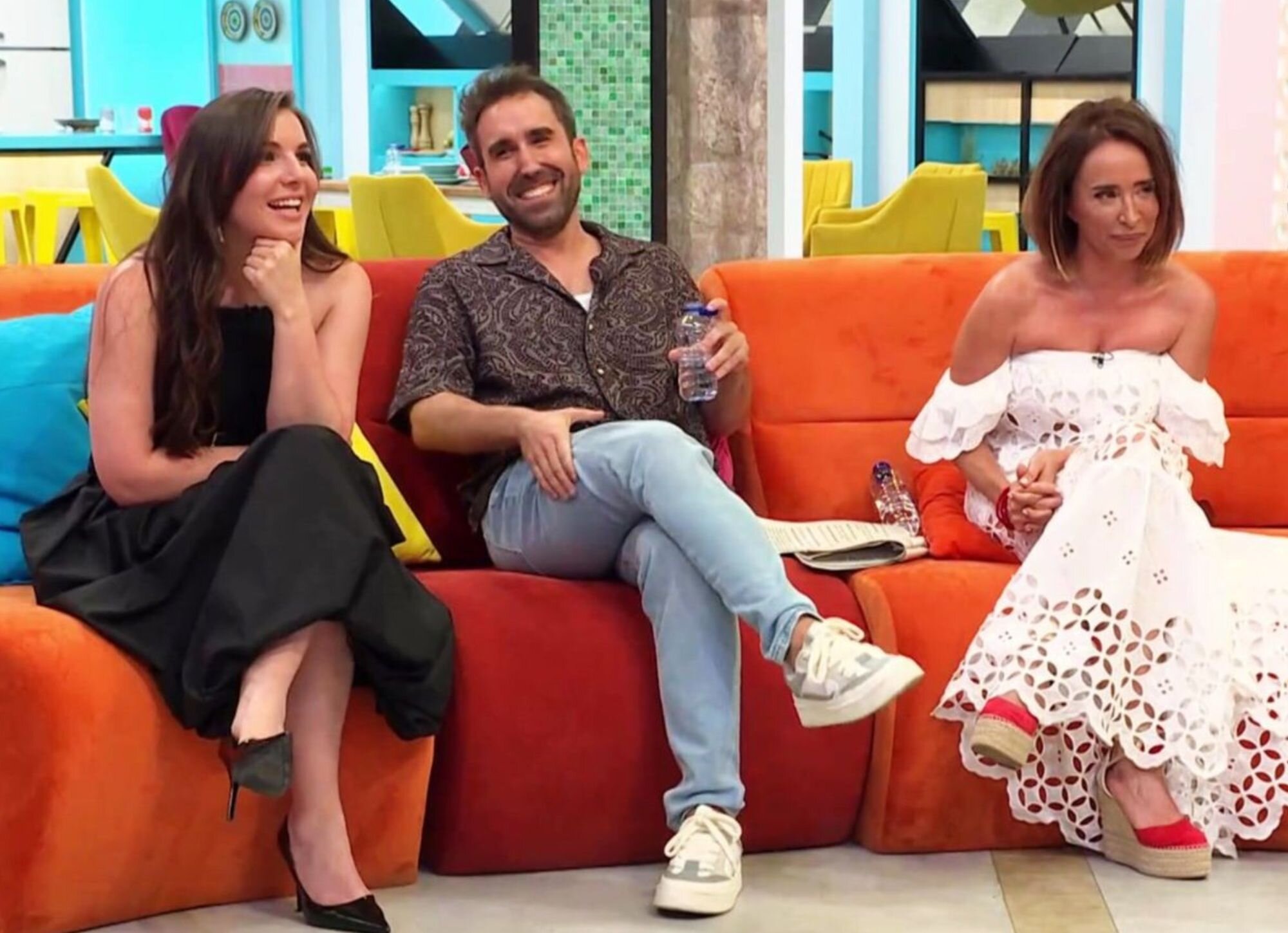 Inés Hernand, Aitor Albizua y María Patiño, presentadores de 'La familia de la tele'