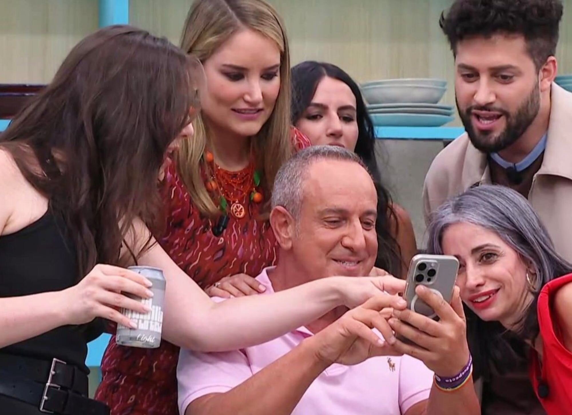 Los colaboradores de 'La familia de la tele' en su última emisión