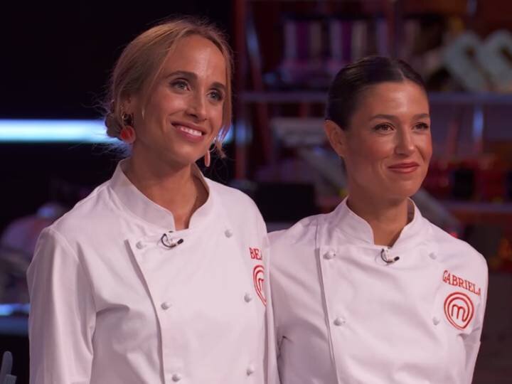 Bea y Gabriela durante el duelo final de 'MasterChef 13'