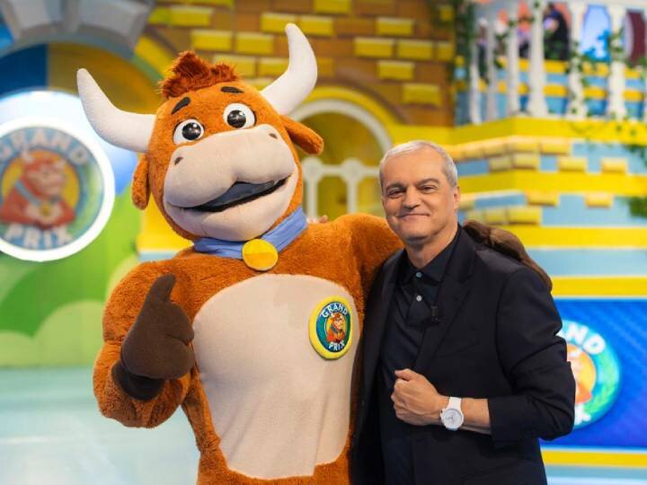 Ramón García posa junto a la Vaquilla del 'Grand Prix'