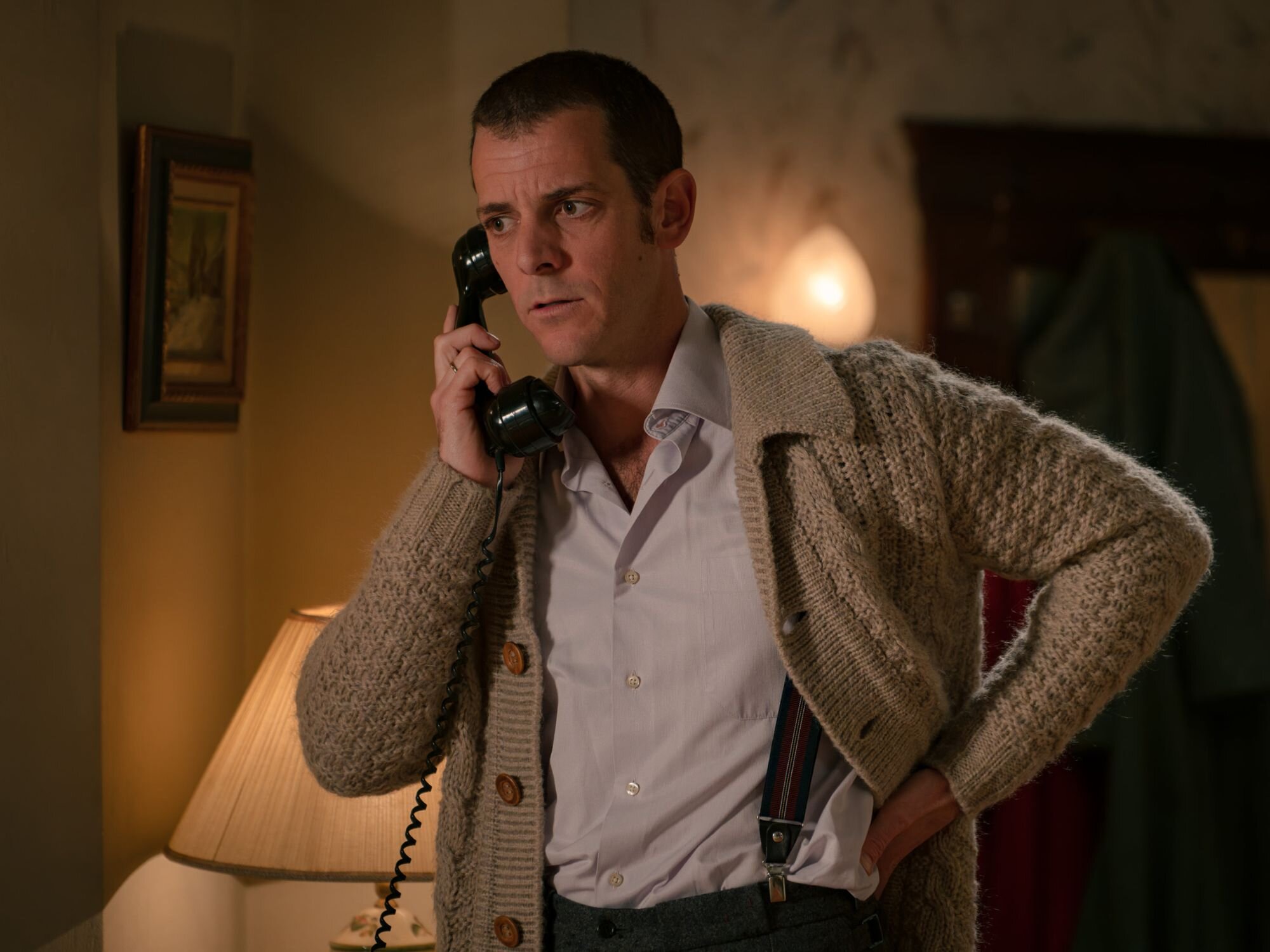 Luis hablando por teléfono en &#39;Sueños de libertad&#39;