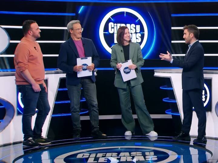 Aitor Albizua, Elena Herráiz y David Calle junto a un concursante, en el último programa de junio de 'Cifras y letras'