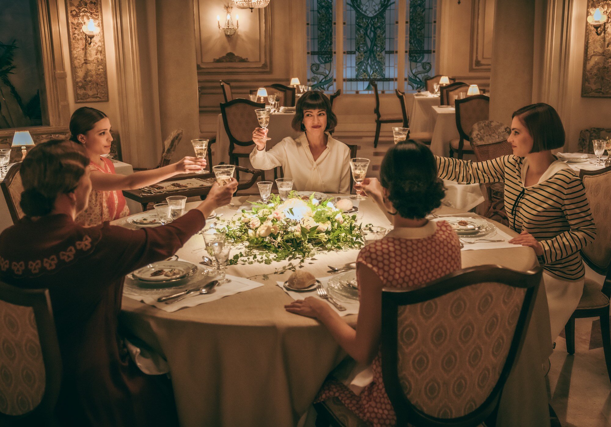 El personaje de Verónica Sánchez junto a sus compañeras en &#39;La favorita 1922&#39;