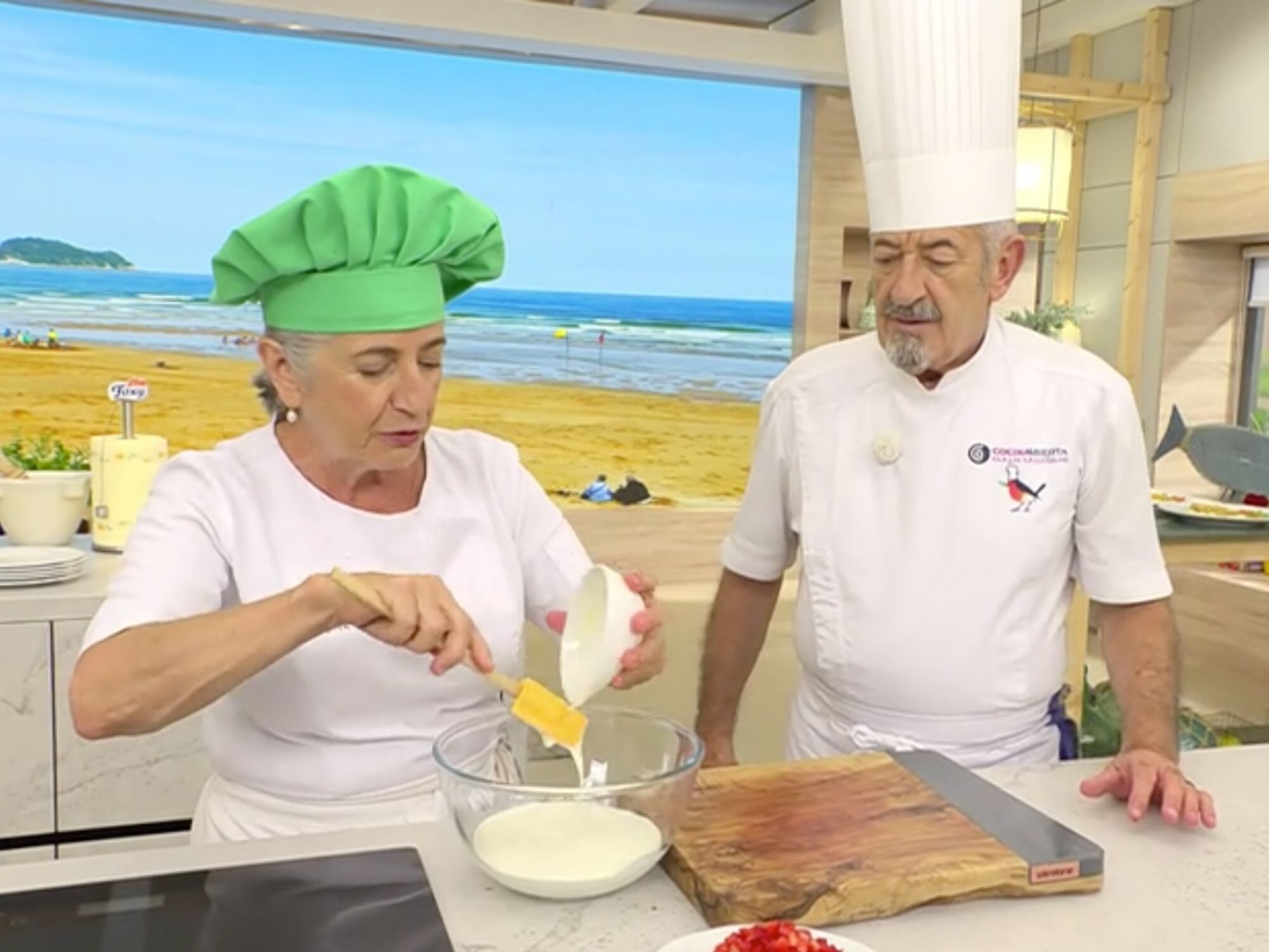 Eva y Karlos Arguiñano elaborando una tarta de fresa en el último programa de &#39;Cocina abierta de Karlos Arguiñano&#39;