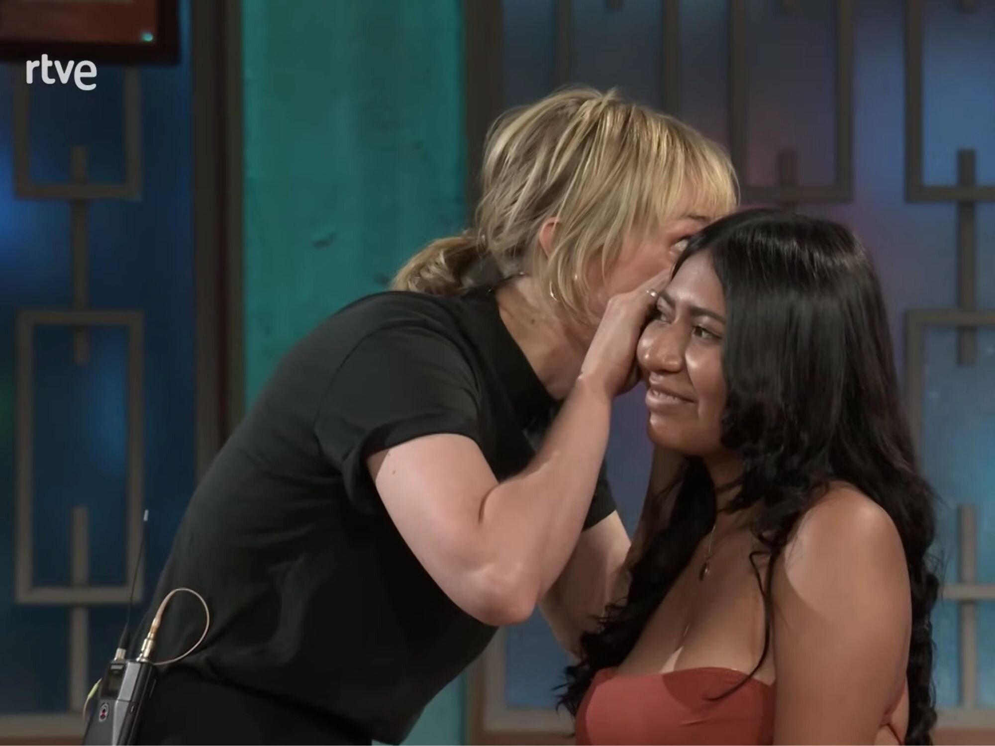 Ingrid García Jonsson desvelando a una chica del público la cifra exacta de la respuesta de una de las preguntas clásicas de 'La revuelta'