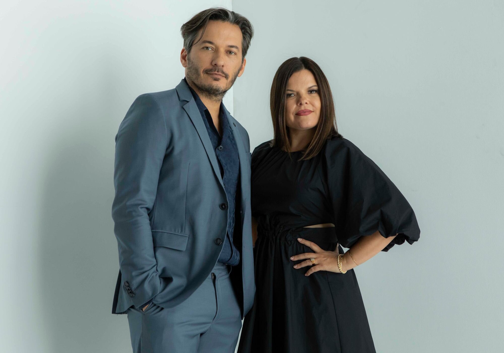 Laura y Alberto Caballero, creadores de &#39;Machos Alfa&#39;, han conseguido hacer otro éxito adaptable, que se ha convertido en líder de versiones en el mundo durante la primera mitad de 2025