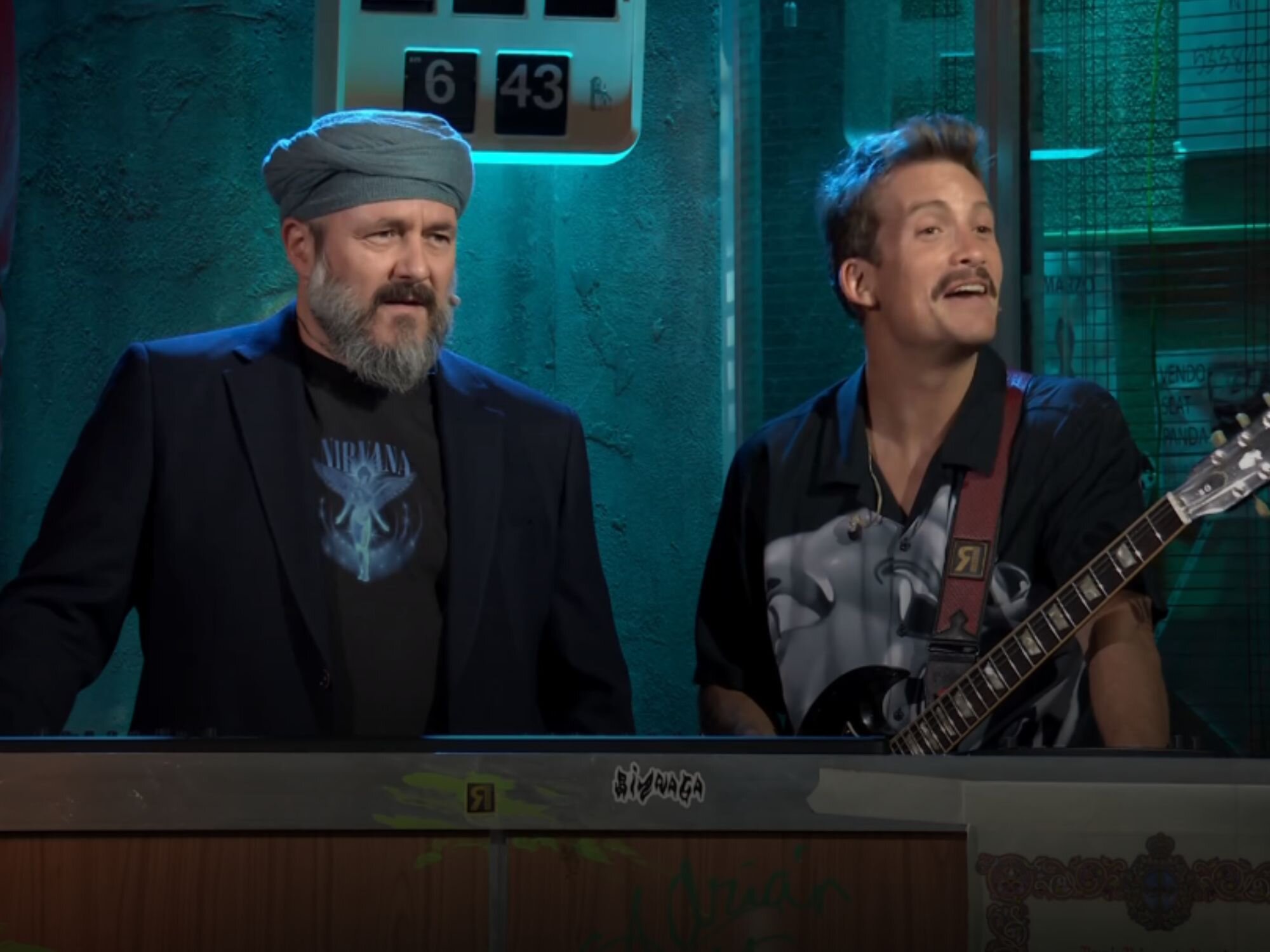 Ricardo Castella y Grison comentando con David Broncano el orden de emisión de los últimos programas de la temporada de 'La revuelta'