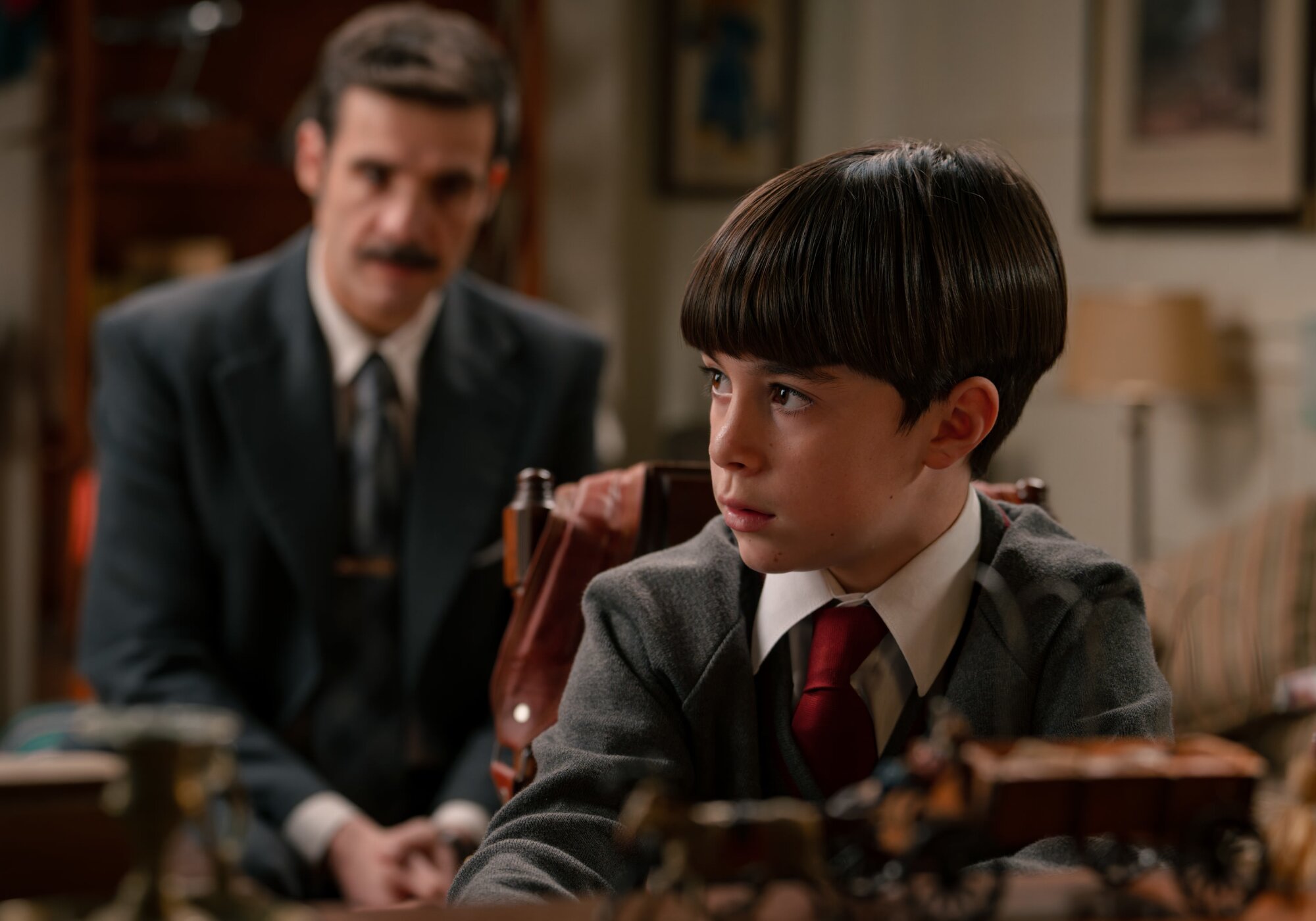 Joaquín observa a un preocupado Teo en &#39;Sueños de libertad&#39;