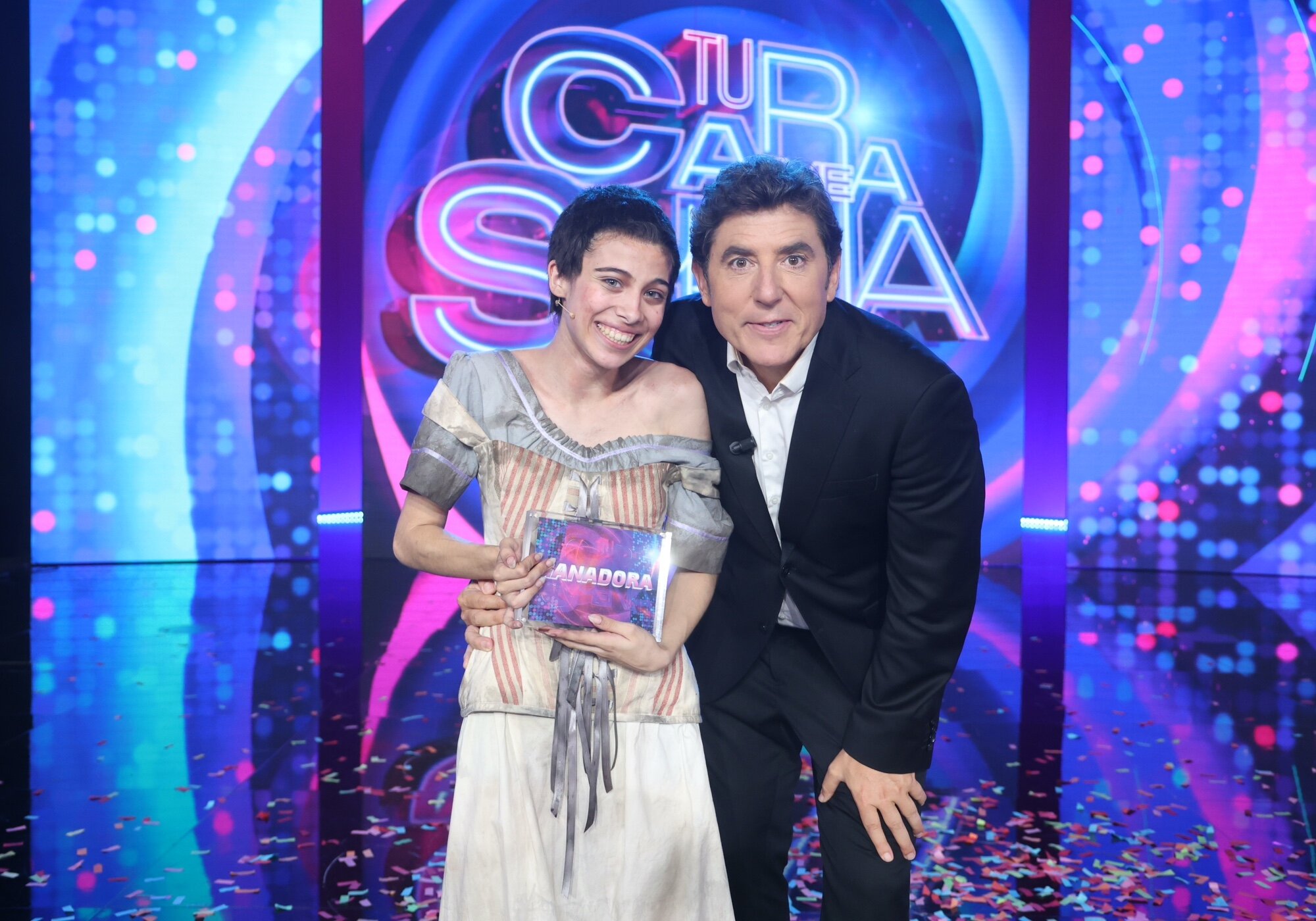 Melani García sostiene su premio como ganadora de &#39;TCMS 12&#39;, junto a Manel Fuentes