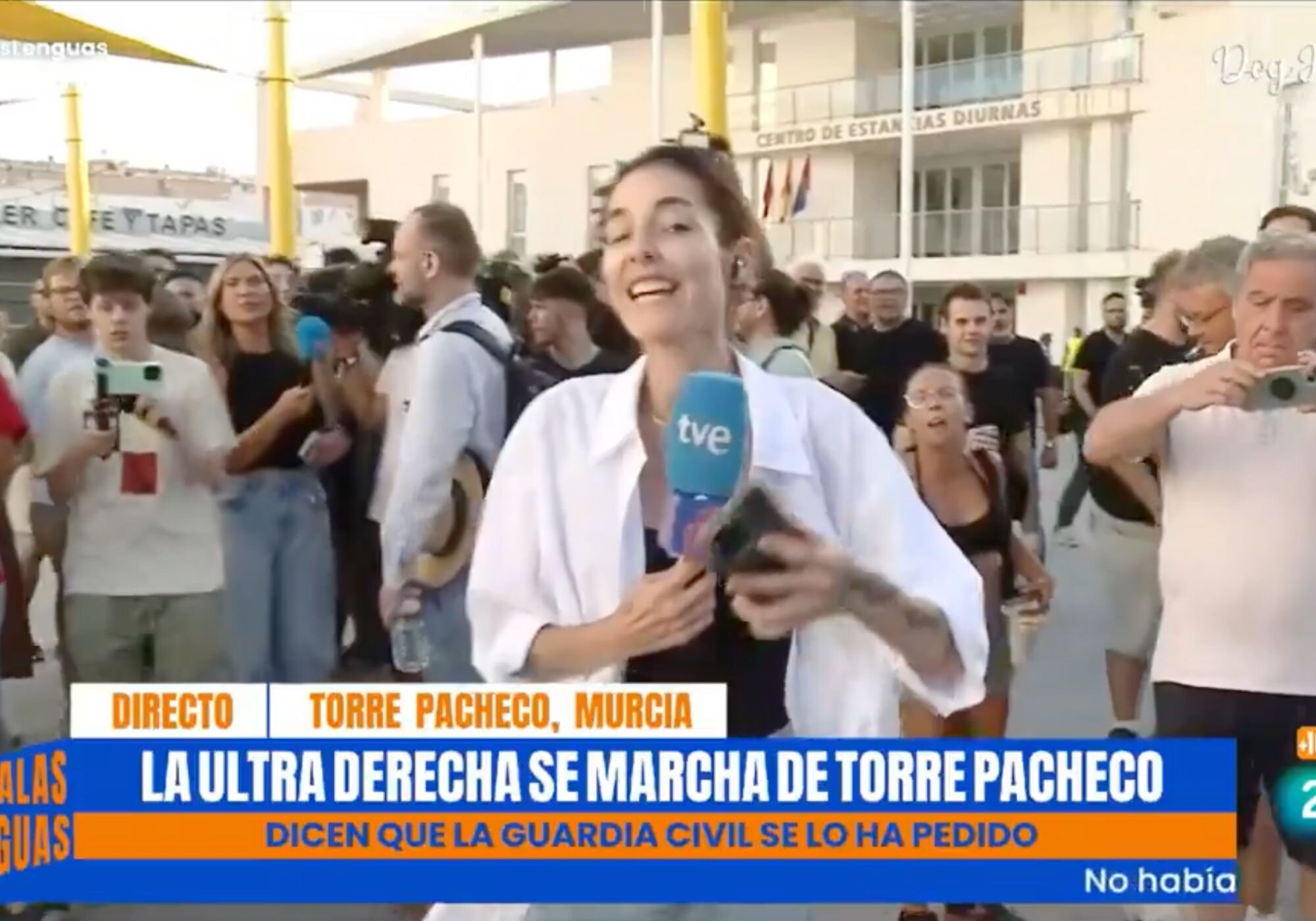 Ester Yáñez fue acosada por los asistentes a la concentración en la plaza de Torre Pacheco mientras hacía un directo para 'Malas lenguas'