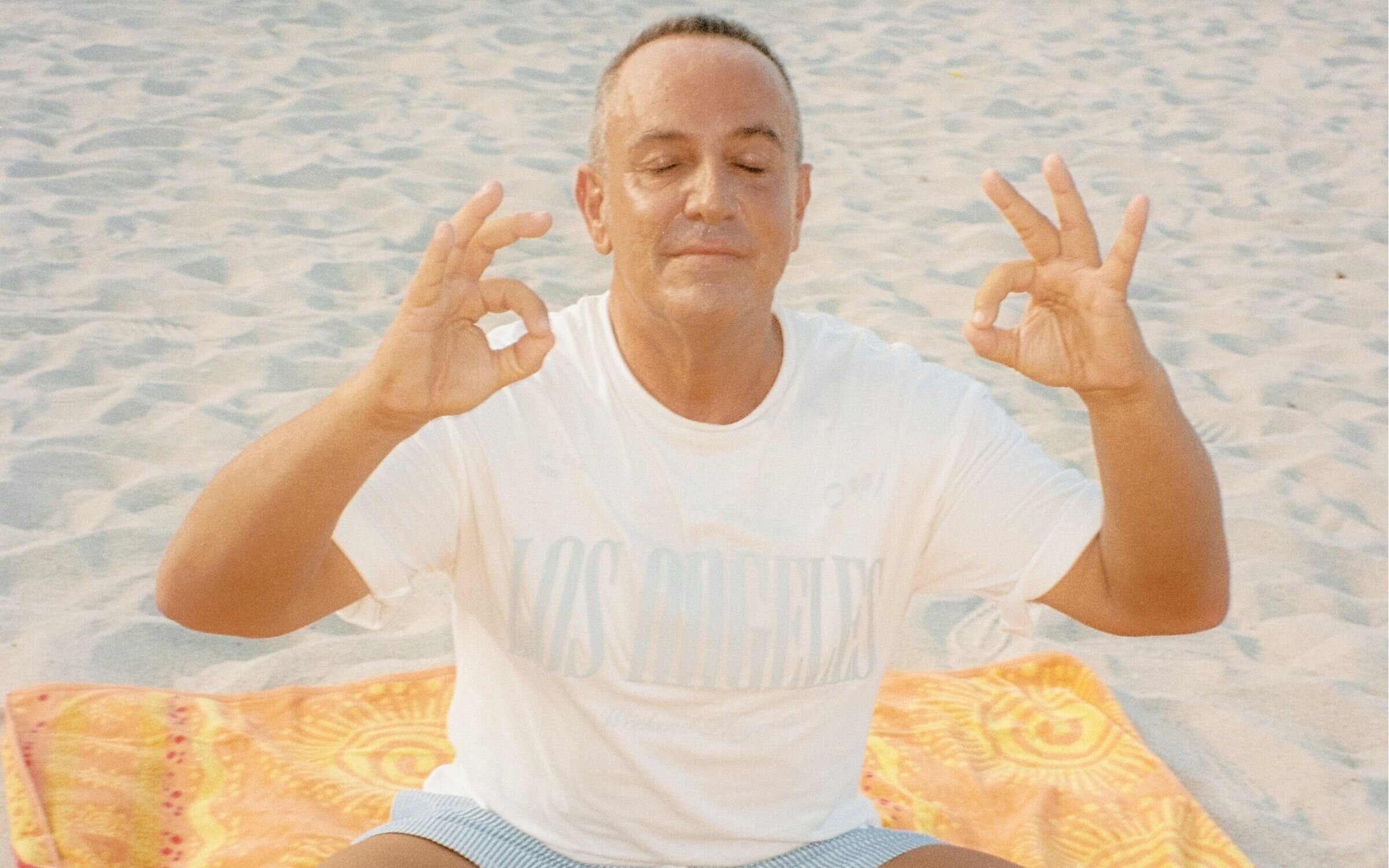 Víctor Sandoval meditando en '¡Sálvese quien pueda!'