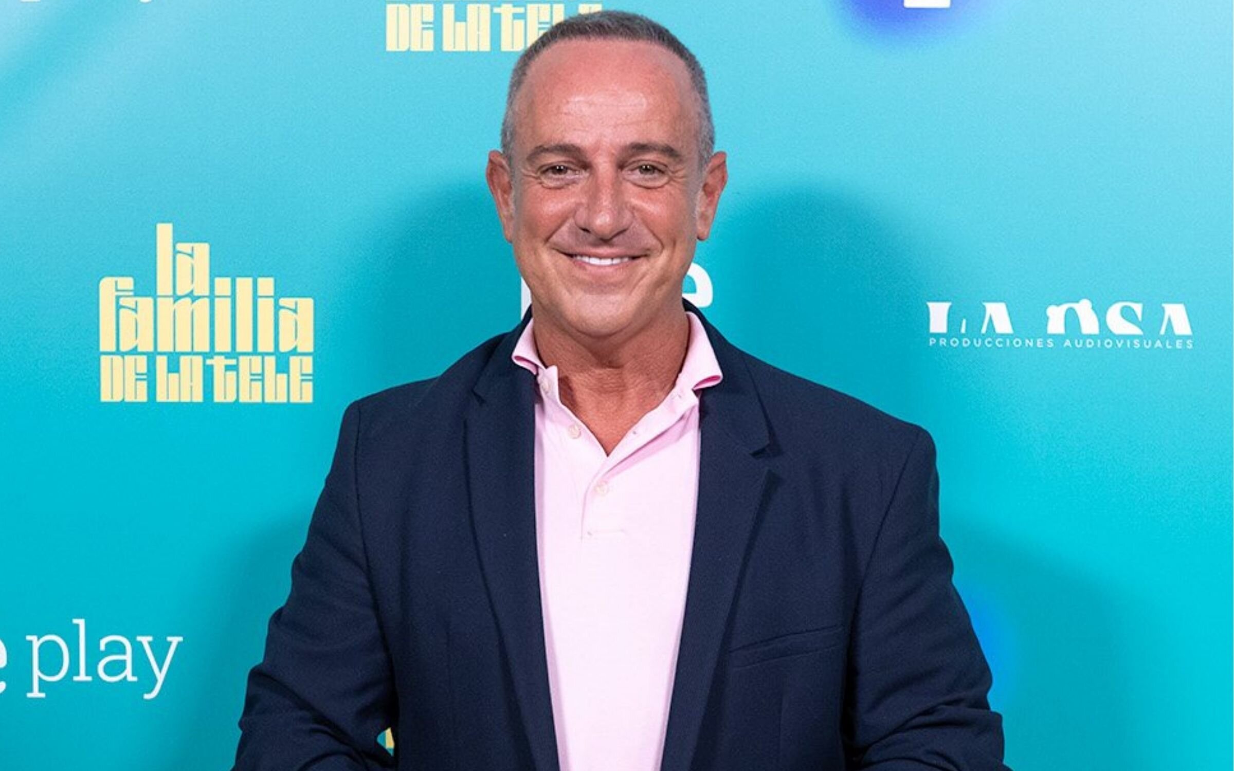 Víctor Sandoval posa en la presentación de 'La familia de la tele'