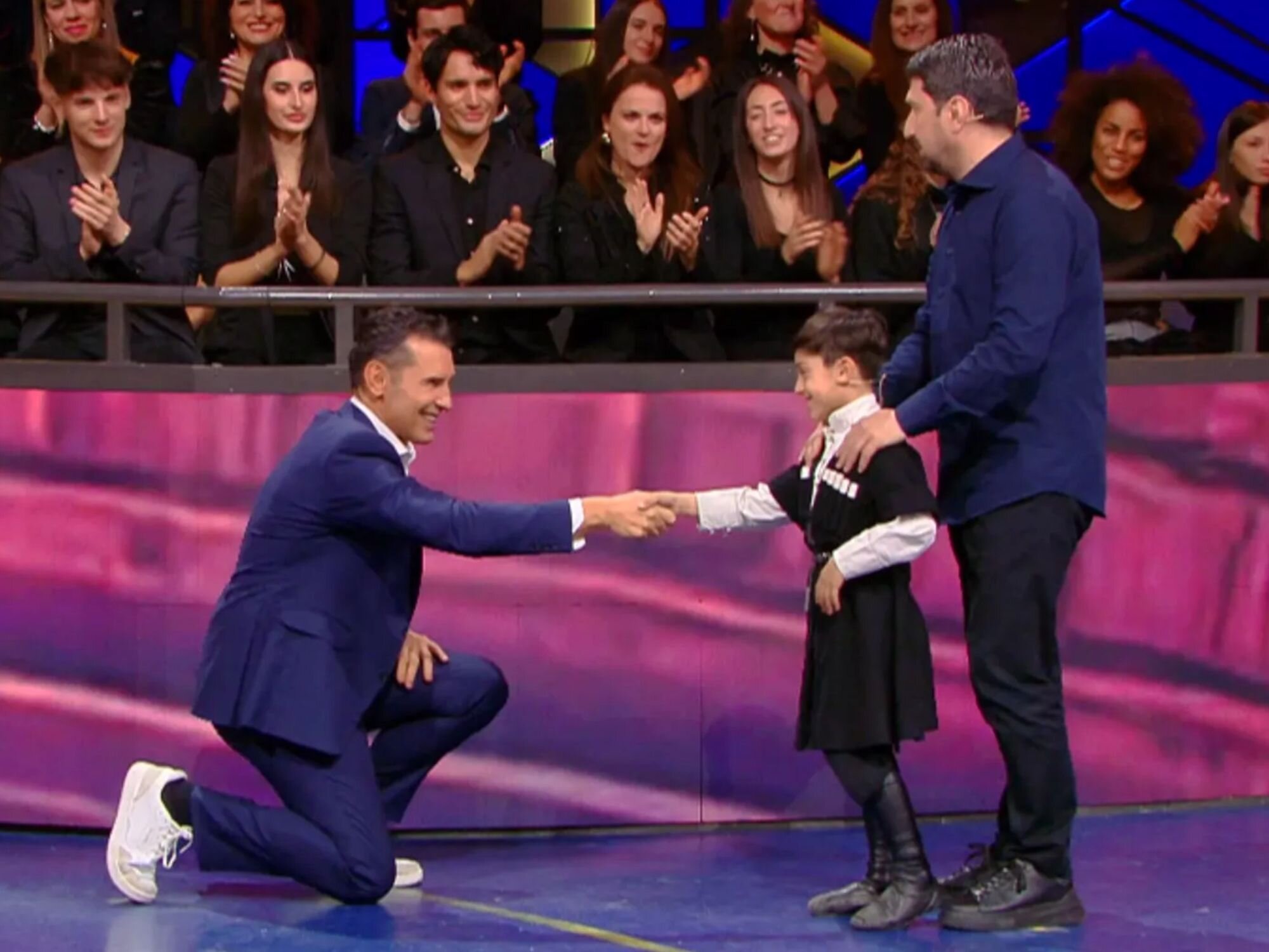 Jesús Vázquez junto a unos concursantes en &#39;La noche de los récords&#39;