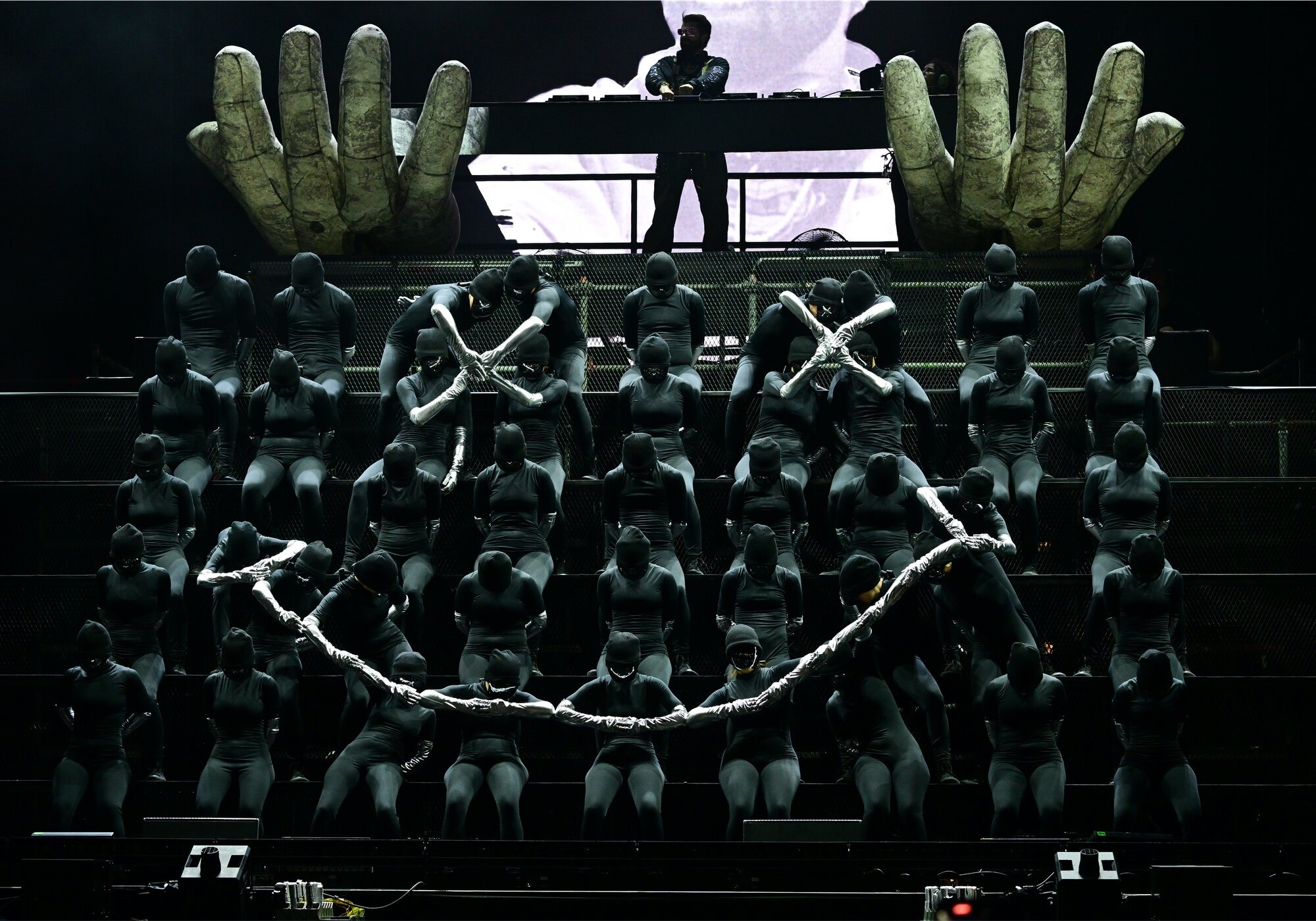 Alok y sus bailarines, en el escenario de Isle of MTV Malta 2025