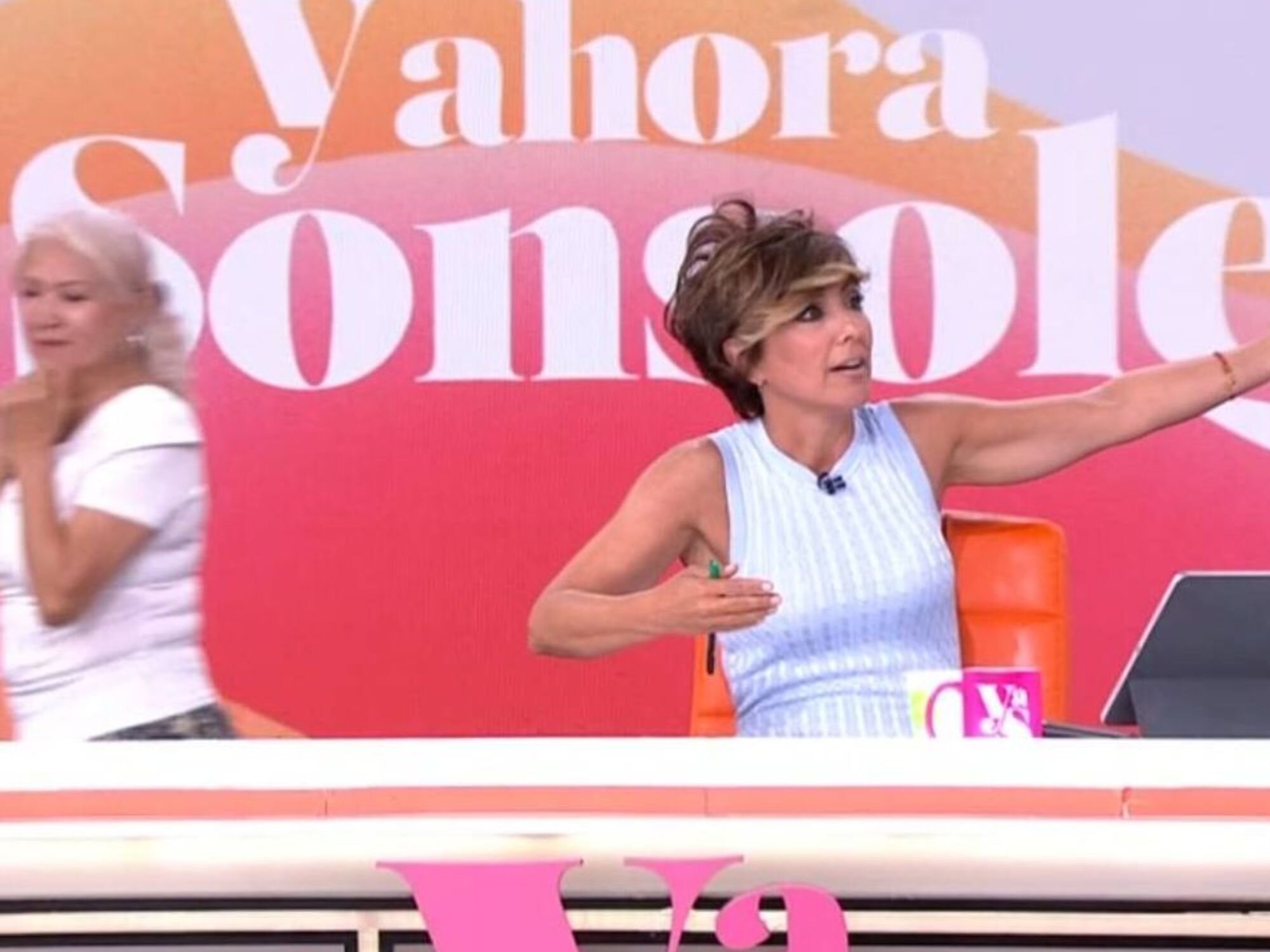Sonsoles Ónega indignada ante la actitud de una señora al cruzar por el medio del plató en 'Y ahora, Sonsoles'