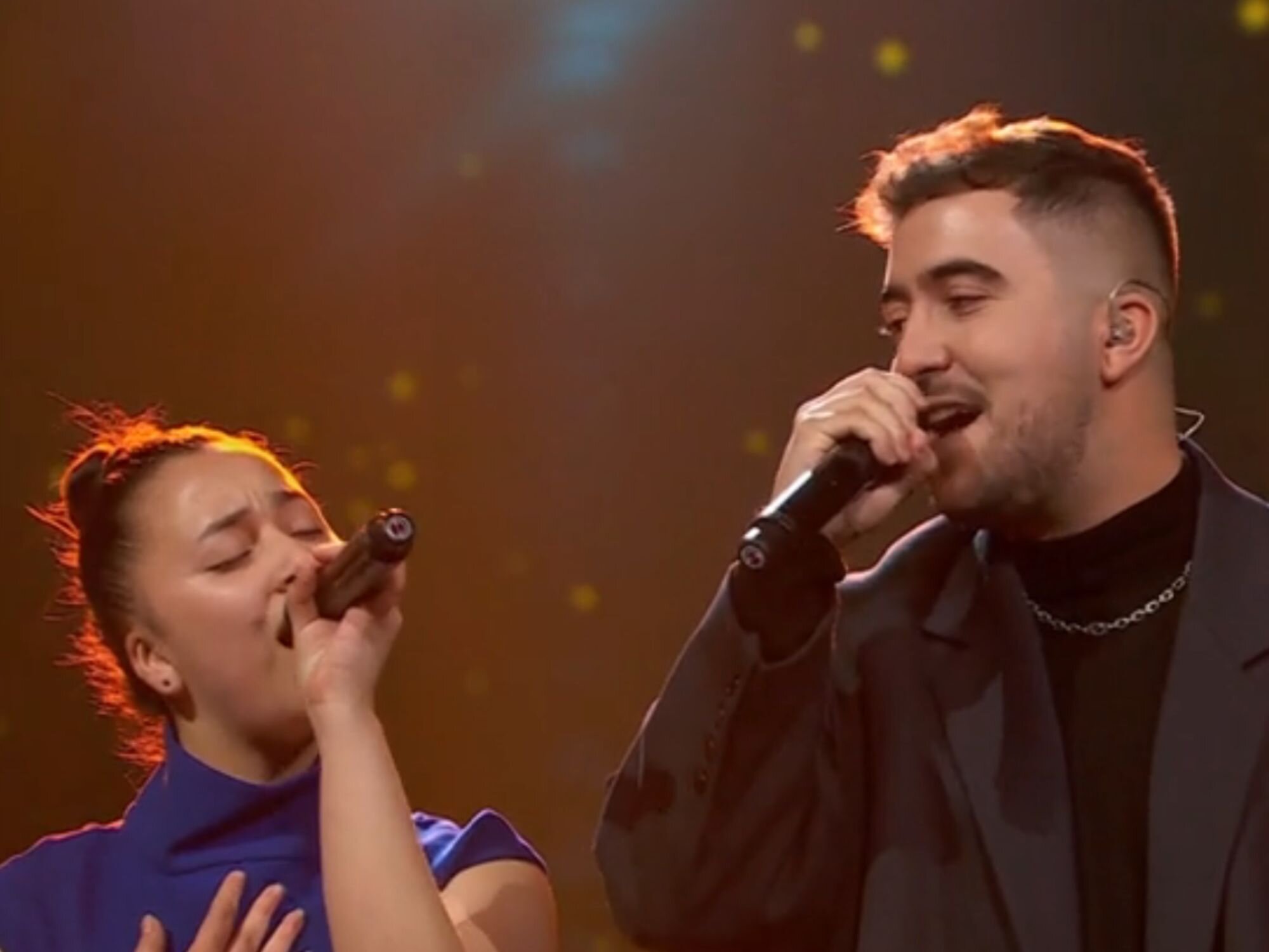 Beret cantando junto a los finalistas en el final de la Semifinal de &#39;La Voz Kids 2025&#39;