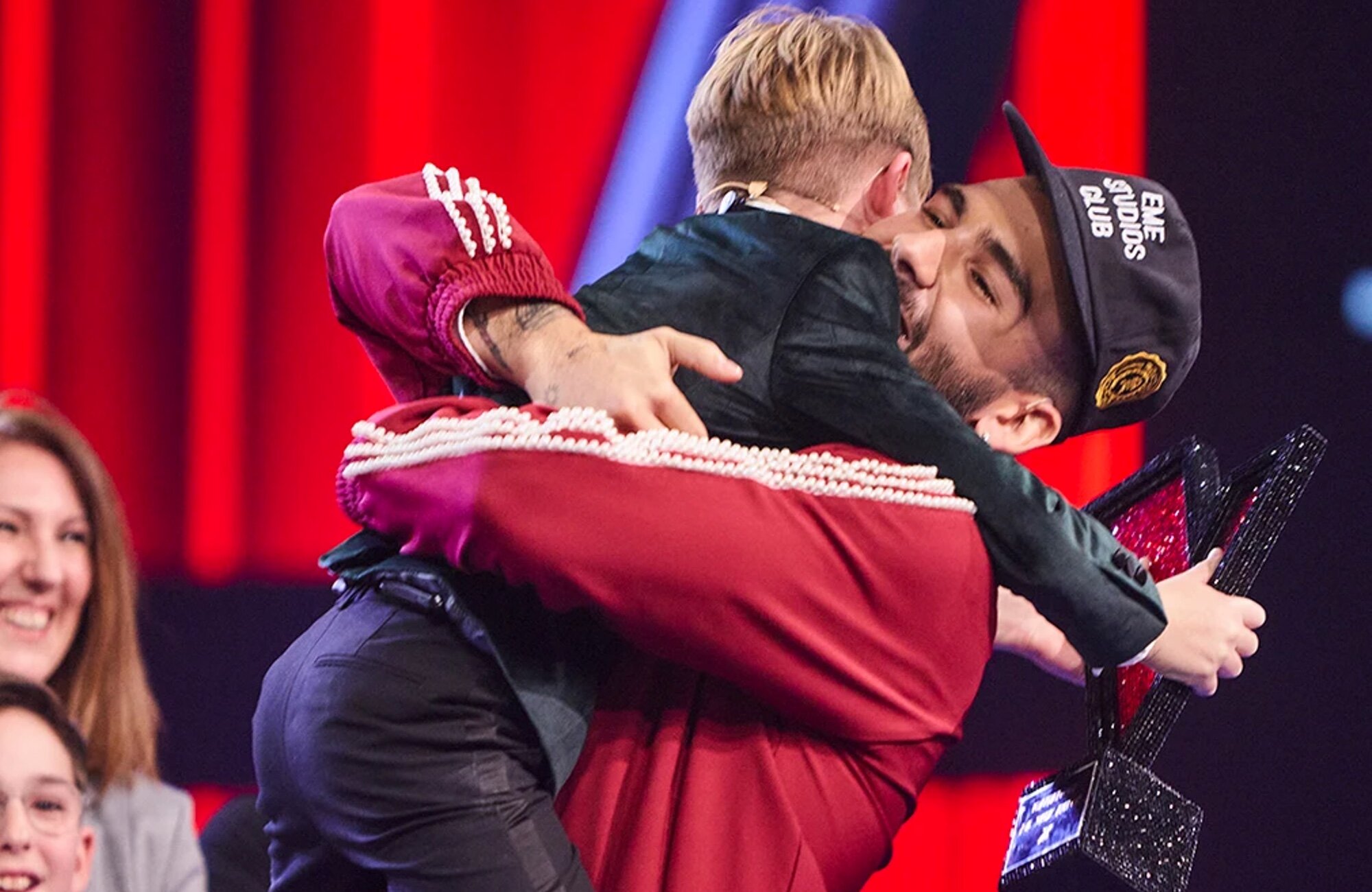 Lucas abraza a Manuel Turizo tras convertirse en el ganador de &#39;La Voz Kids 2025&#39;